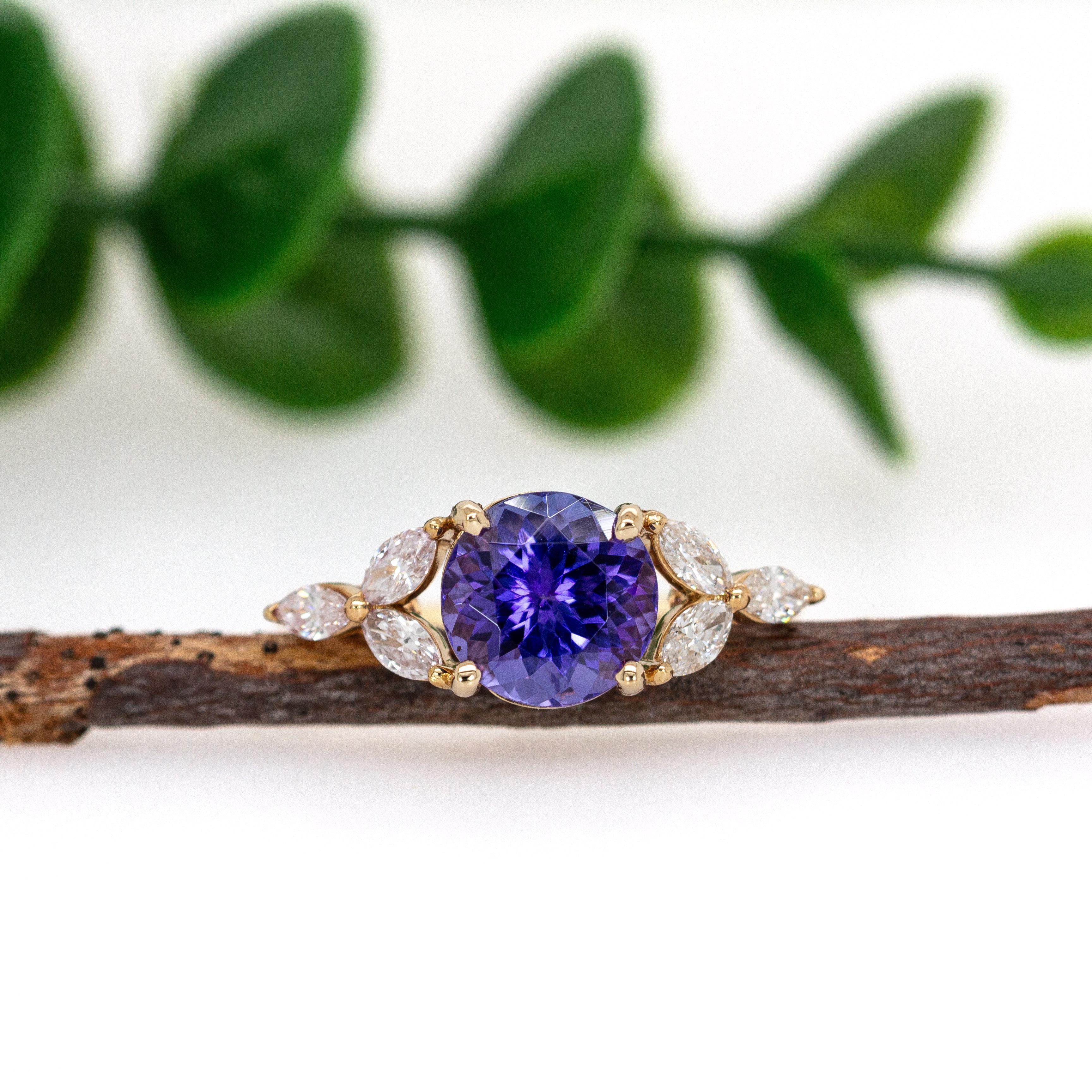 Art Déco Tanzanite da 2 carati e diamanti naturali in oro giallo massiccio 14K  RD 8 mm in vendita