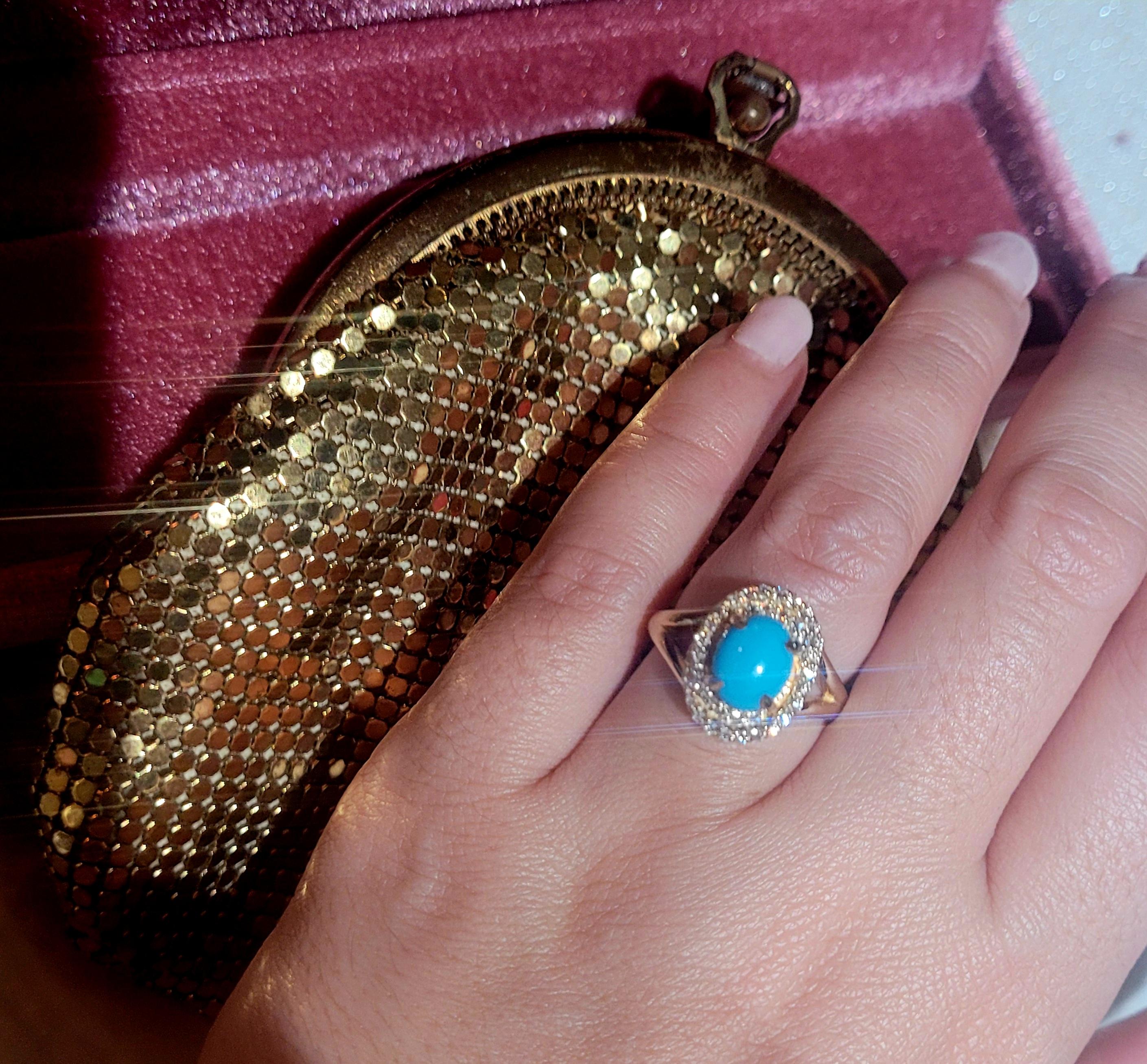 Splendido! 

Un turchese ovale da 1,52 carati, 9x7 mm, circondato da diamanti di qualità da collezione in un look di design difficile da battere!

Se guardi da vicino, puoi vedere l'alone dei diamanti, delicatamente posizionati per attirare