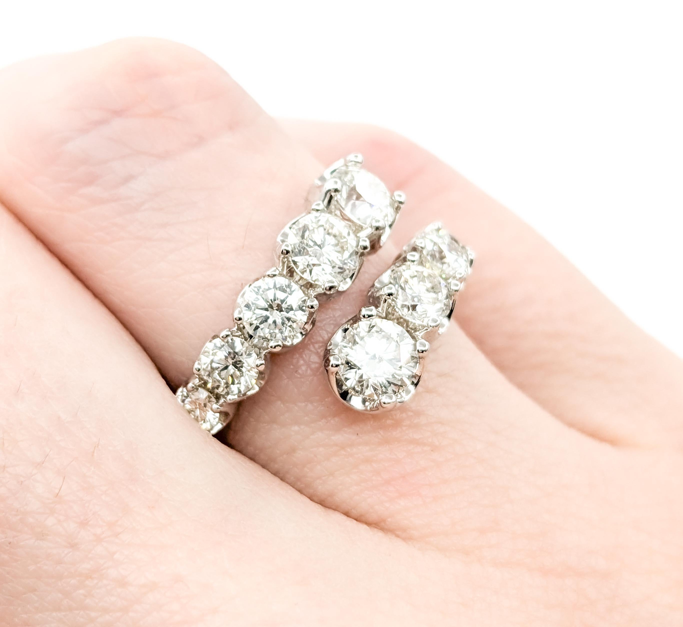 2ctw abgestufter Diamant- Bypass-Ring aus zweifarbigem Gold mit Diamanten (Zeitgenössisch)