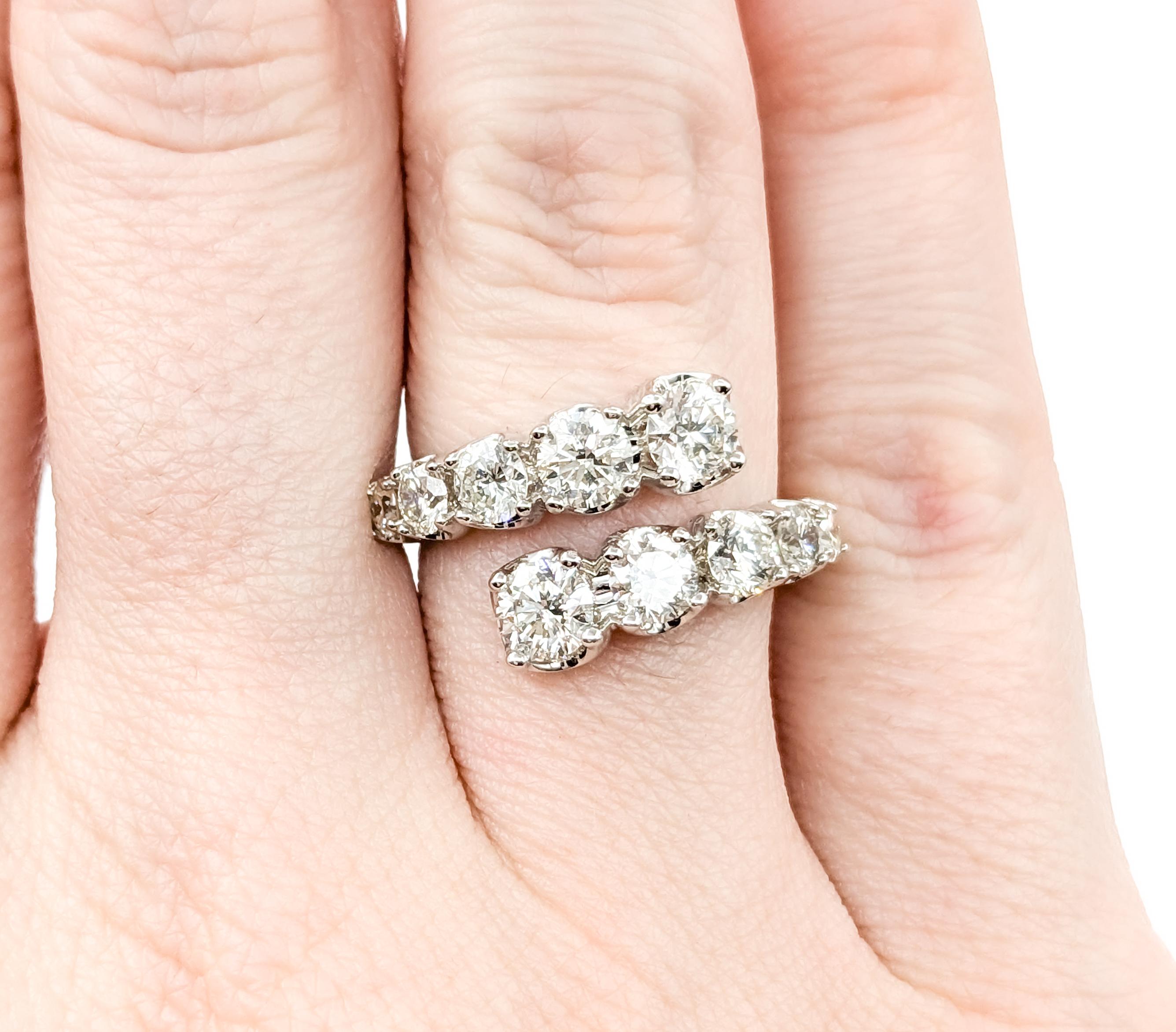2ctw abgestufter Diamant- Bypass-Ring aus zweifarbigem Gold mit Diamanten (Rundschliff)