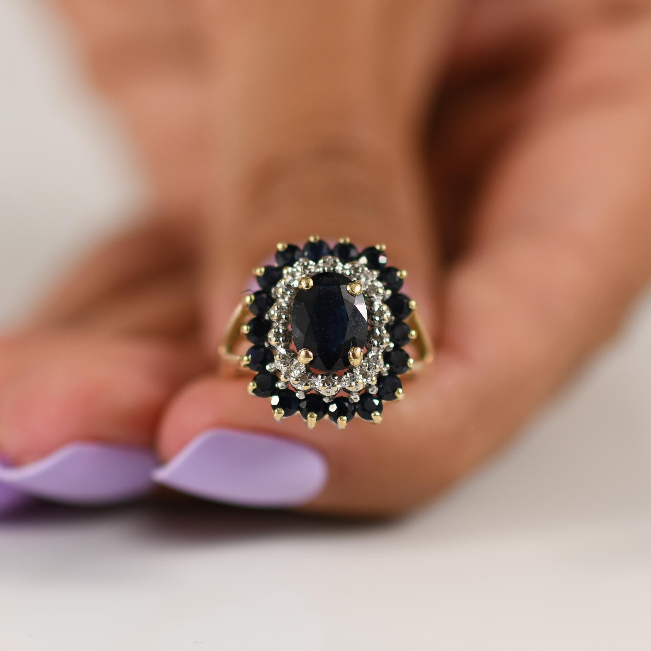 2ctw Saphir-Ring mit Diamant- und Saphir-Akzenten aus 14K Gelbgold (Ovalschliff)