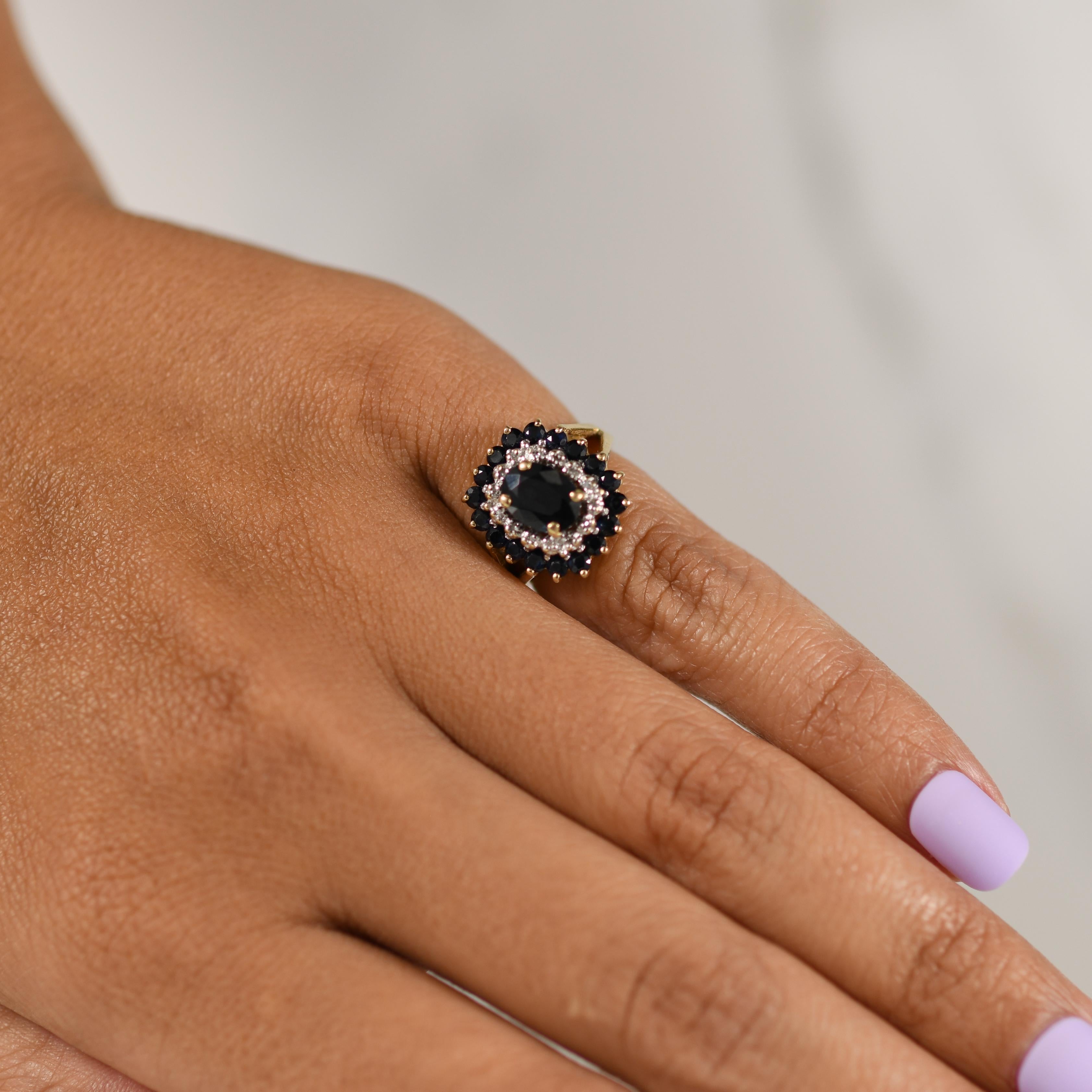 2ctw Saphir-Ring mit Diamant- und Saphir-Akzenten aus 14K Gelbgold im Zustand „Gut“ in Addison, TX