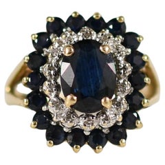 2ctw Saphir-Ring mit Diamant- und Saphir-Akzenten aus 14K Gelbgold