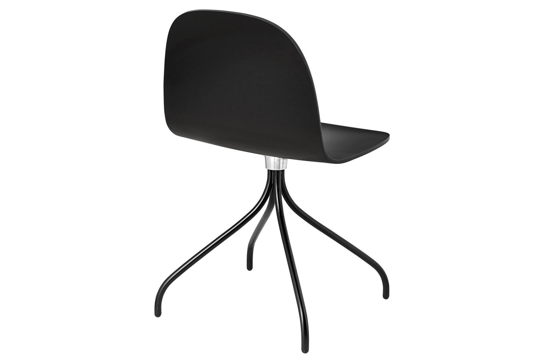 Der Gubi 2D Stuhl ist eine Serie von leichten Esszimmerstühlen aus laminiertem Furnier mit einem breiten Anwendungsspektrum in privaten und öffentlichen Räumen. Er ist eine Erweiterung des klassischen Gubi 3D-Stuhls und zeichnet sich durch einen