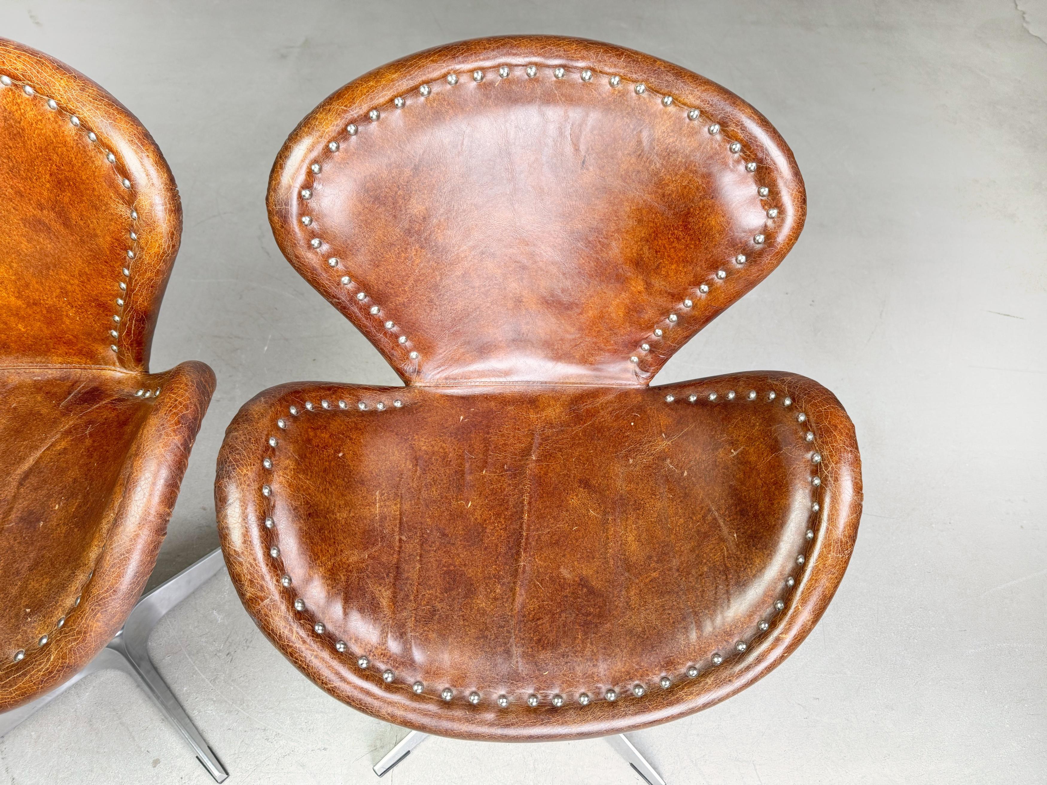 Ensemble de deux chaises d'appoint Brancaster en cuir pivotant en forme de cygne stuhl en vente 3