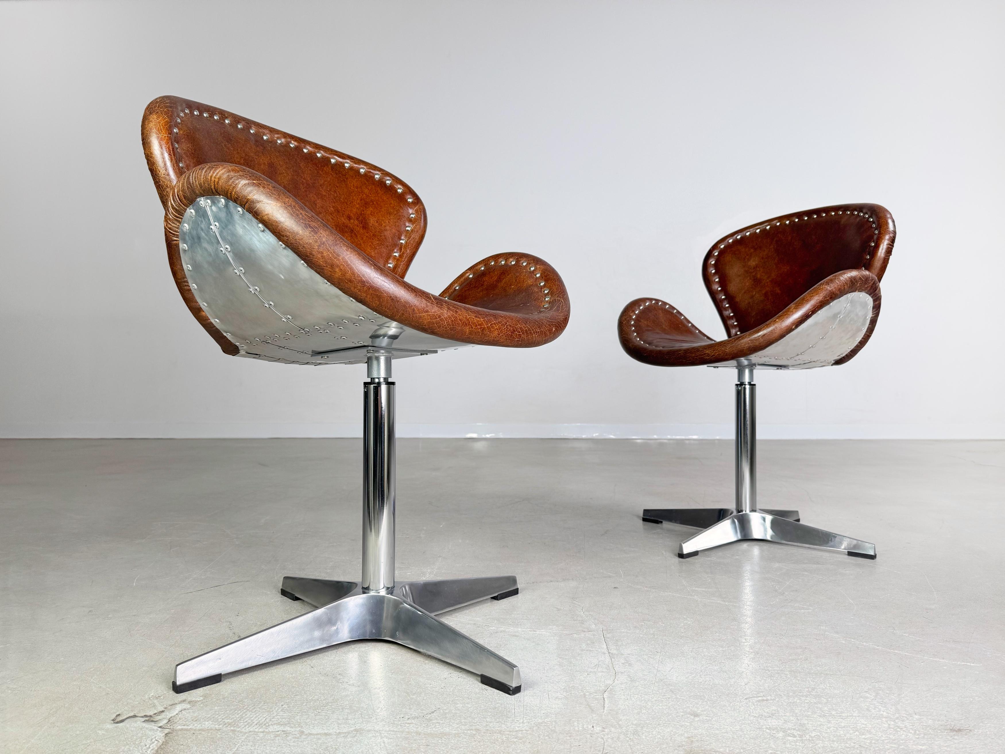 Postmoderne Ensemble de deux chaises d'appoint Brancaster en cuir pivotant en forme de cygne stuhl en vente