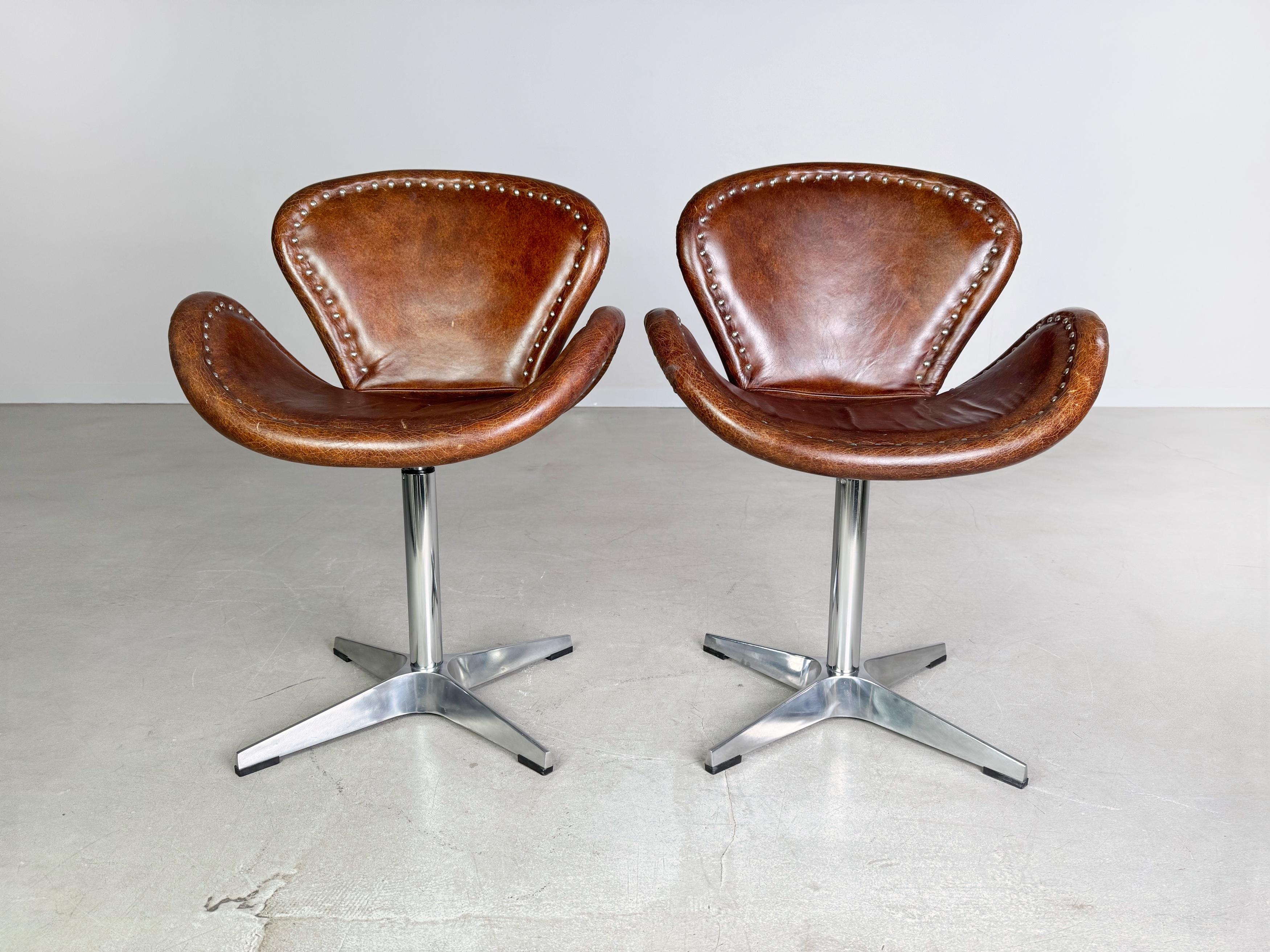 Américain Ensemble de deux chaises d'appoint Brancaster en cuir pivotant en forme de cygne stuhl en vente