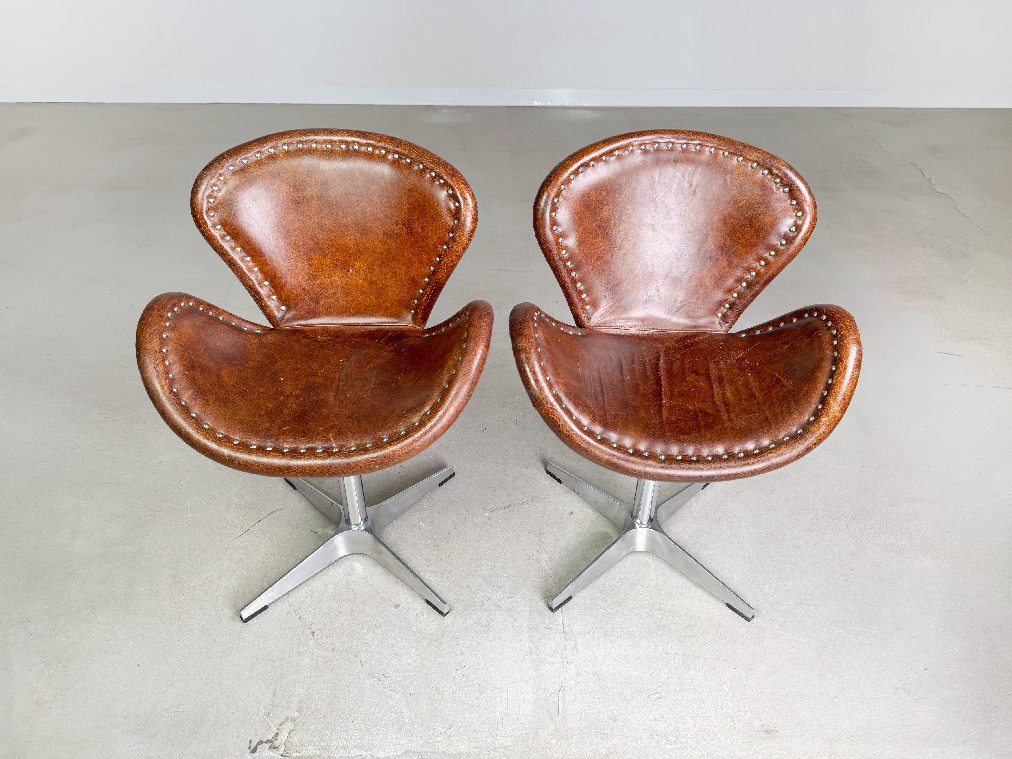 Ensemble de deux chaises d'appoint Brancaster en cuir pivotant en forme de cygne stuhl Bon état - En vente à Berlin, DE