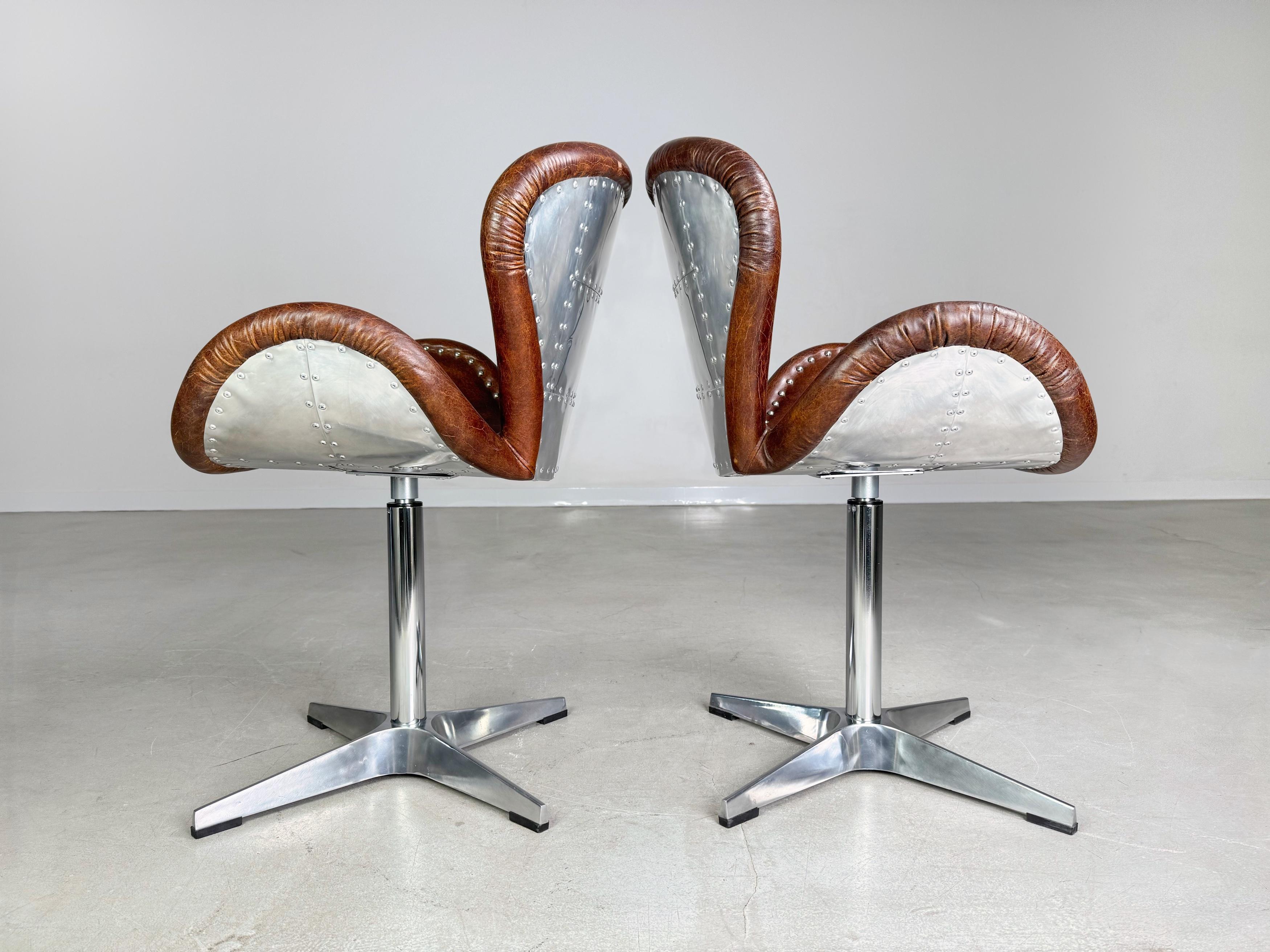 XXIe siècle et contemporain Ensemble de deux chaises d'appoint Brancaster en cuir pivotant en forme de cygne stuhl en vente