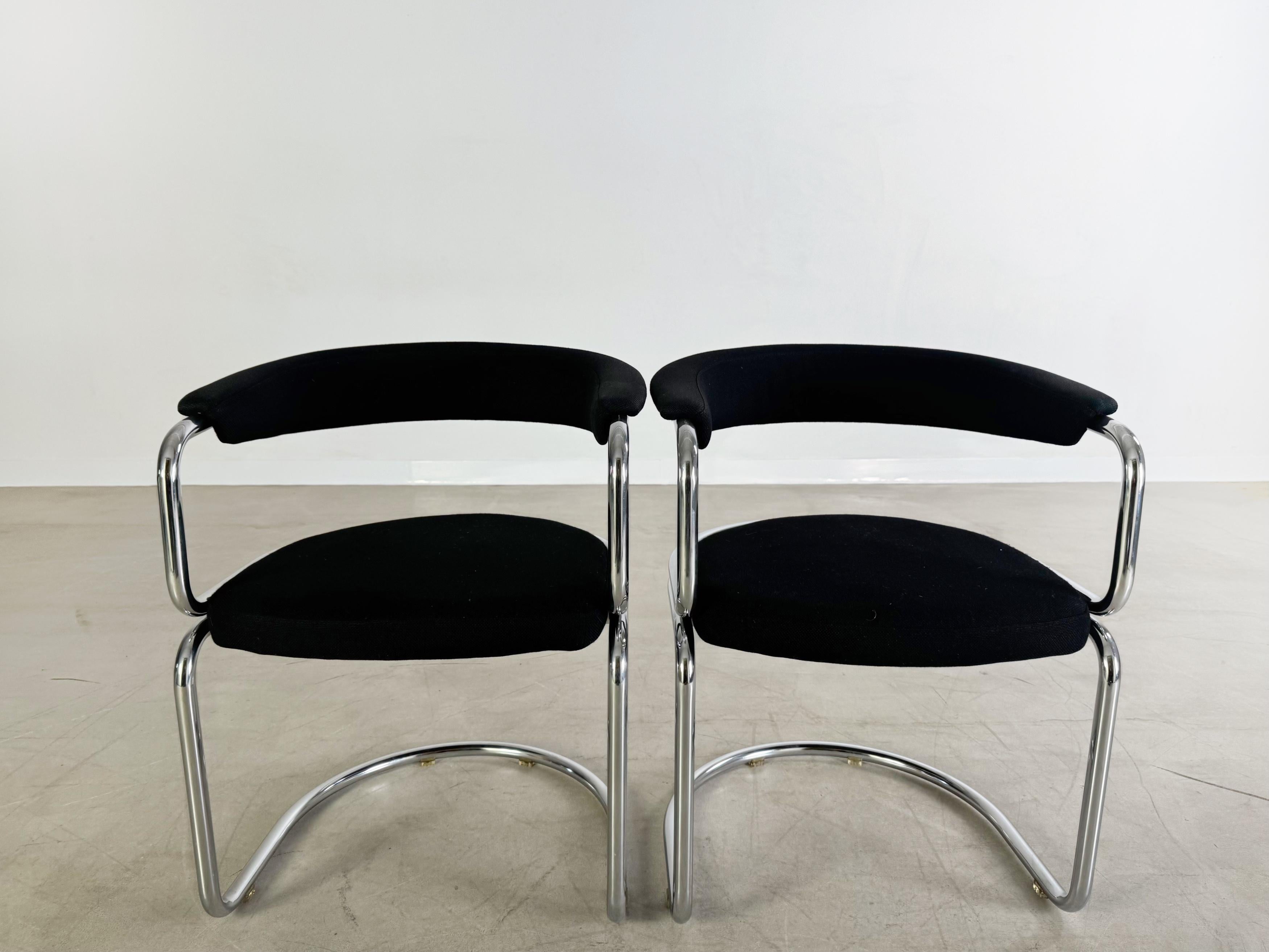 Wir bieten ein wunderschönes 2er Set Vintage Freischwinger Stühle aus den 1970er Jahren zum Verkauf an. Los estuches están compuestos por un estuche de acero cromado con poliestireno negro en muy buen estado. Con su diseño minimalista y sus formas y