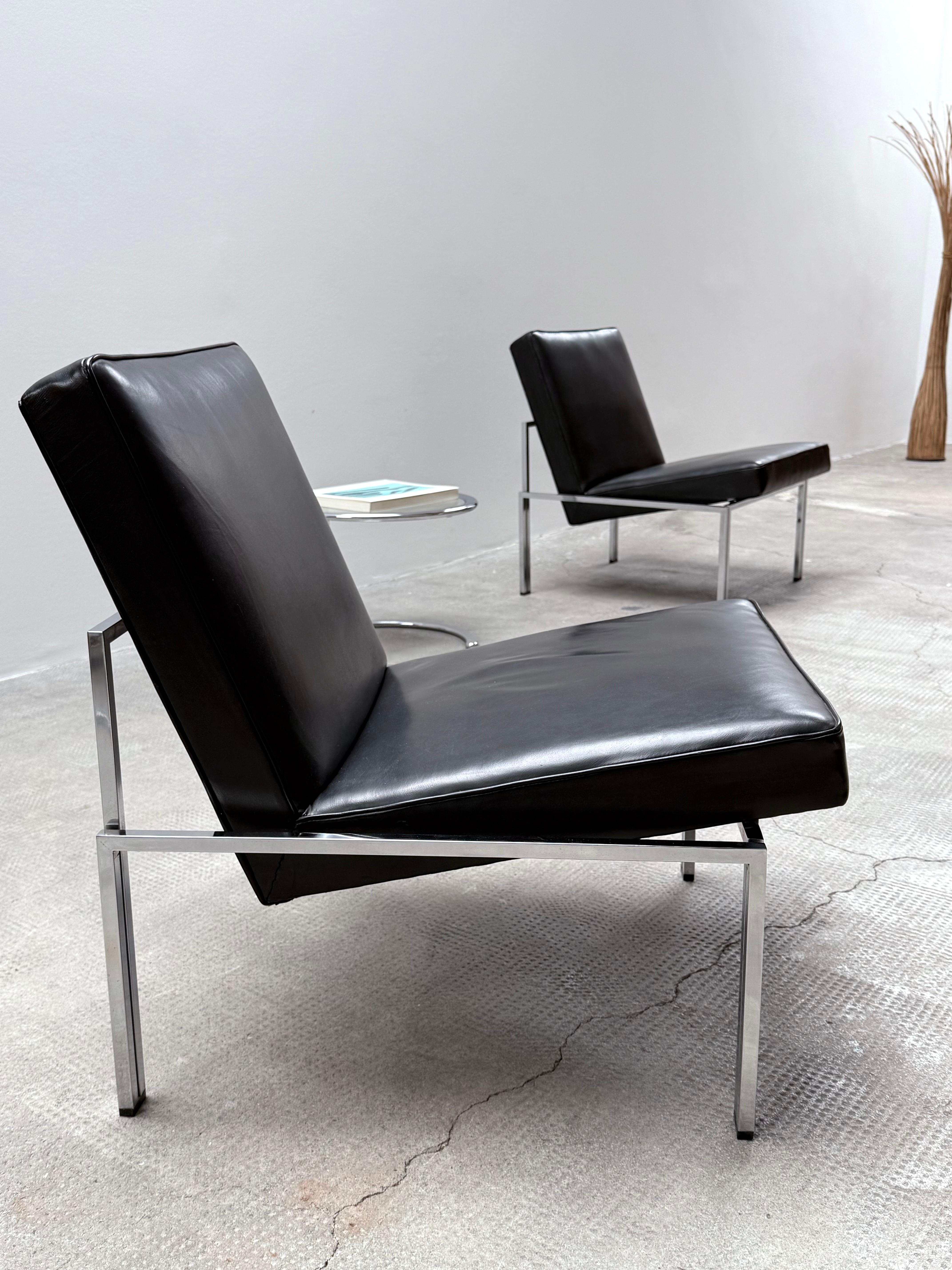2er Set sehr exklusiver und seltener 1960er Jahre Bauhaus Sessel in dickem, schwarzen Leder und verchromten Stahlrohrgestell.

Sehr bequem zum Sitzen.

Massiv, schwer in zeitlosem und absolut minimalistischem Design.


Herkunft: Deutschland
Jahr: