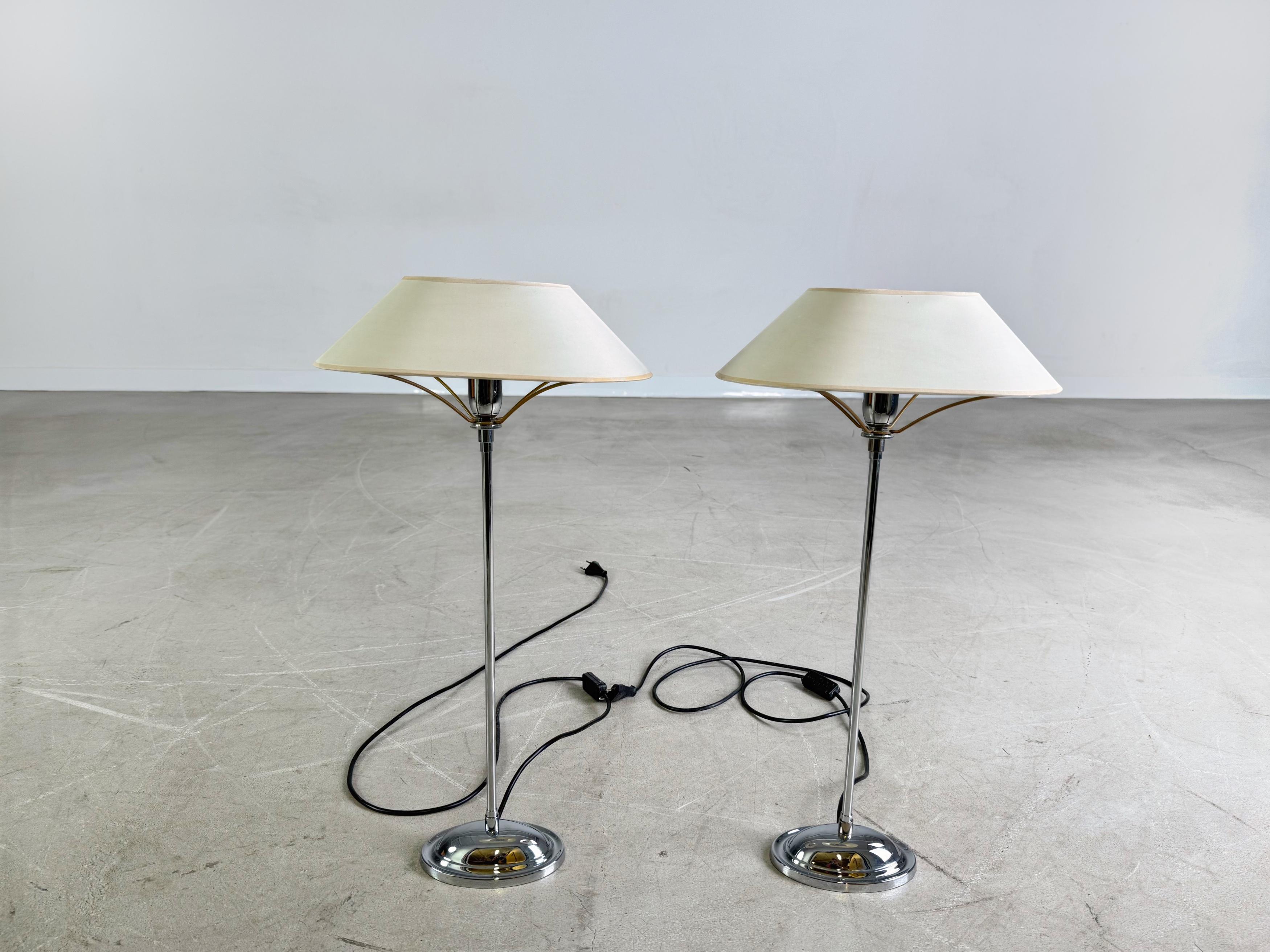 Ti offriamo uno splendido set da tavolo da 2 pollici in stile vintage/antico. Le descrizioni delle lampade sono in genere un po' troppo complicate e non possono essere eliminate.

Zustand: Guter gebrauchter Zustand mit altersbedingten