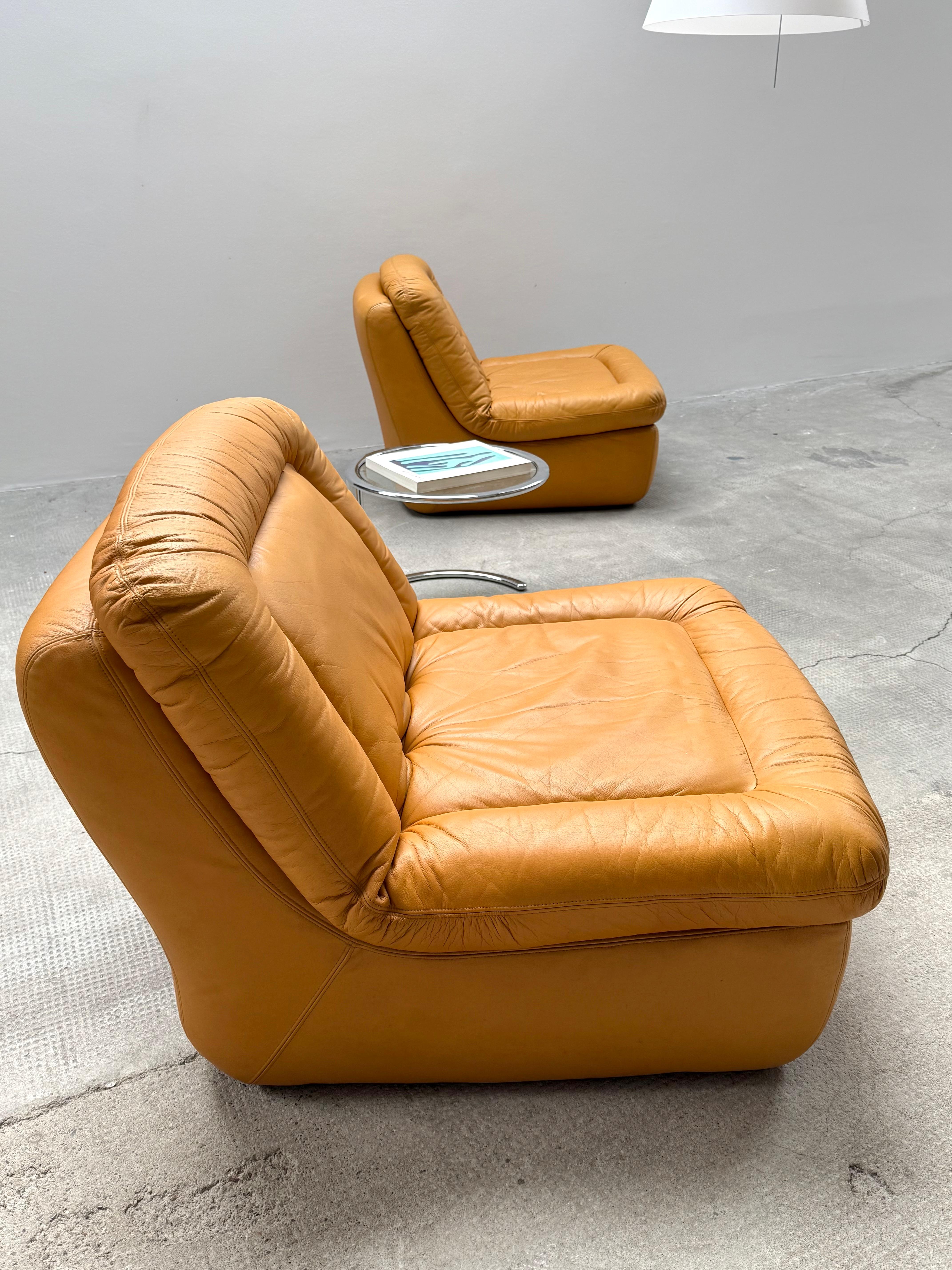 Wunderschönes und sehr seltenes 2er Set Lounge Sessel im feinstem, weichem Leder in senfgelb von Dreipunkt International, Deutschland 1970er Jahre.

Absolut hochwertig verarbeitet und sehr bequem zum Sitzen.



Hersteller: attr. a Dreipunkt