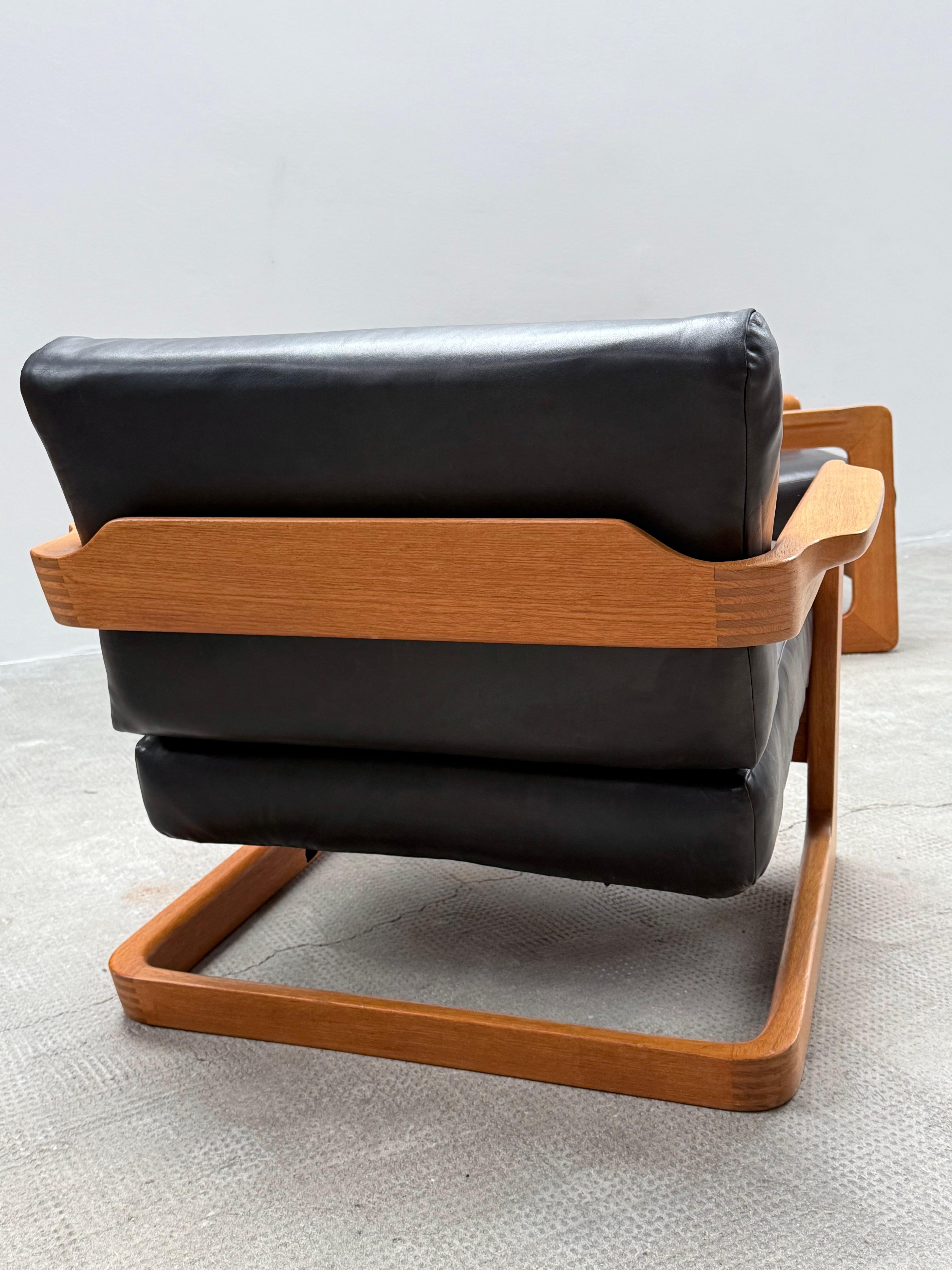 2er Set Freischwinger Sessel Eiche Holz Leder schwarz, Deutschland 1970s Moderno de mediados de siglo
