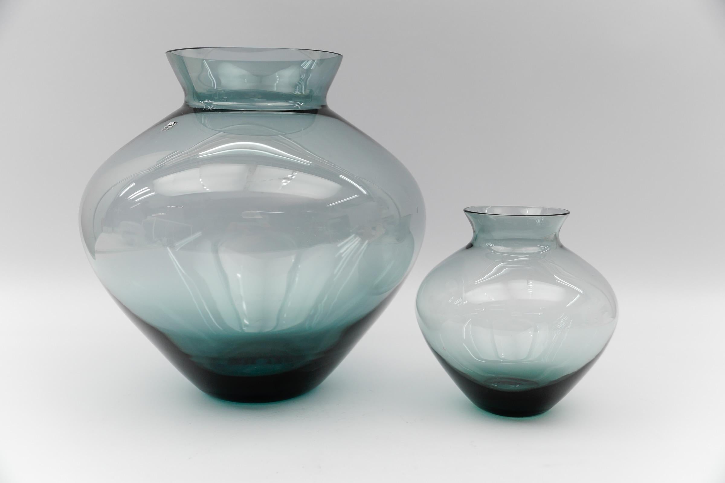 Questo vaso alto 27 cm è il più grande della serie a forma di cuore di Wilhelm Wagenfeld. Il più piccolo misura 16 cm. 