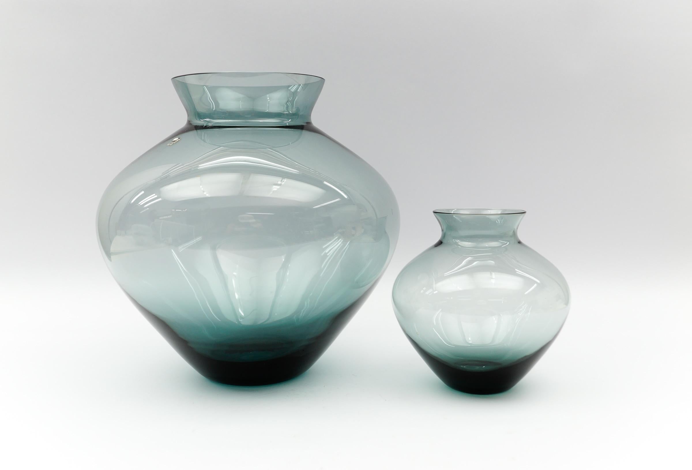 Mid-Century moderno 2er Set Herzvasen Turmalin Blau von Wilhelm Wagenfeld für WMF, 1960er in vendita