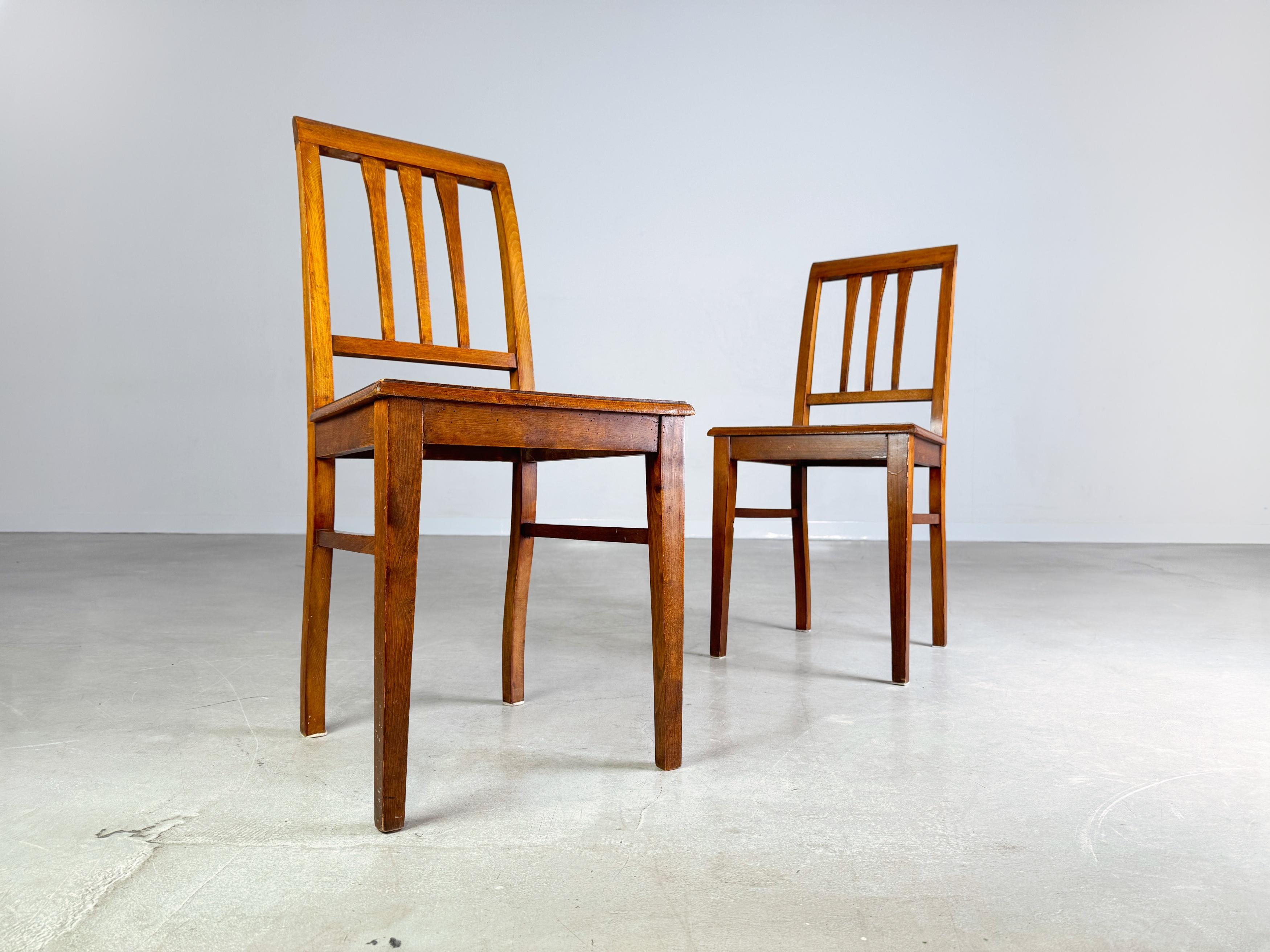Ti offriamo un fantastico 2er Set Jugendstil Beistellstühle da acquistare. Die Stühle haben über die Jahre eine schöne Patina angenommen, wobei das Geflecht auf der Sitzfläche teilweise leichte Beschädigungen aufweist.

Zustand: Mäßiger Zustand mit