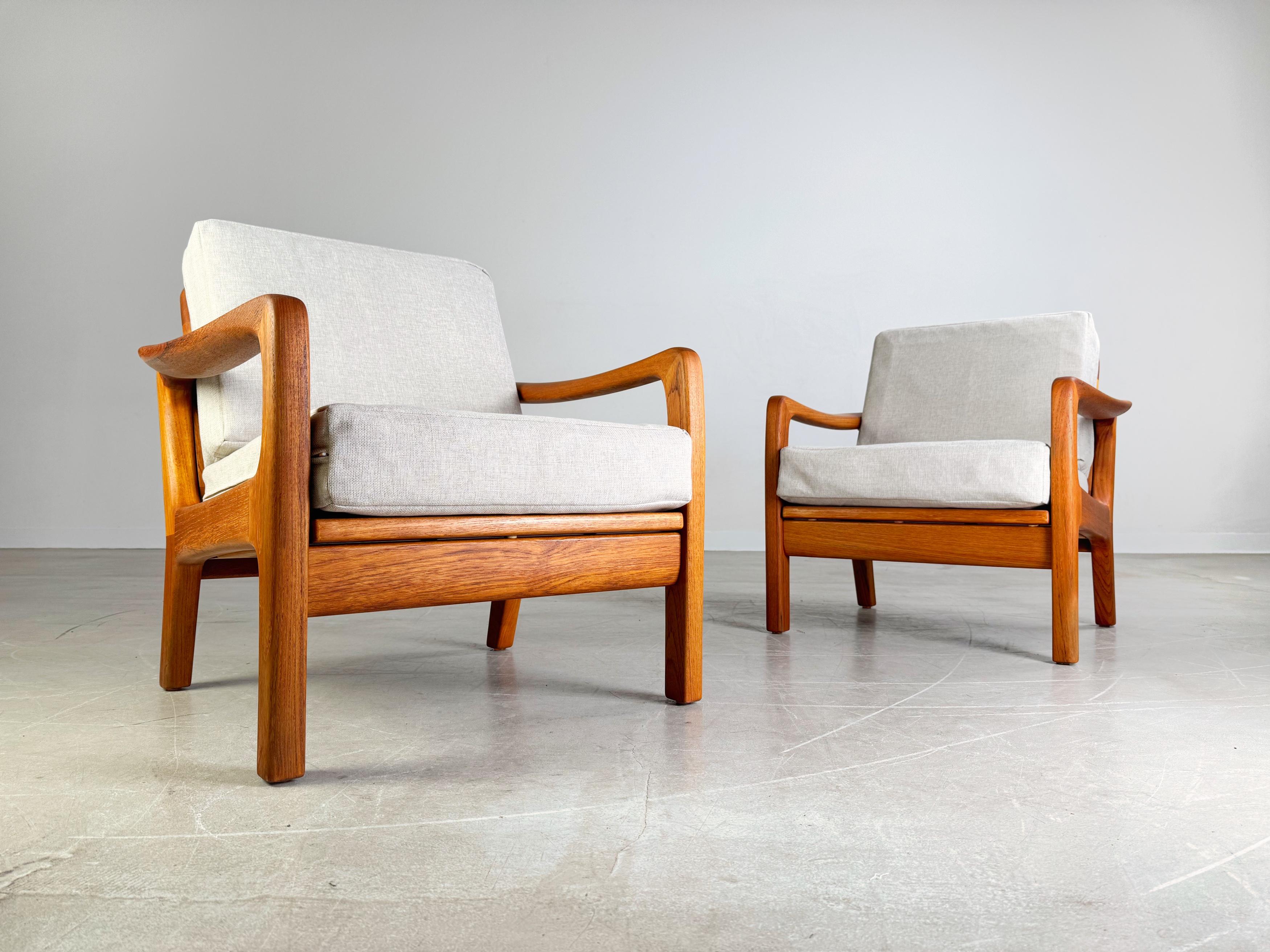 Wir bieten ein wunderschönes 2er Set Midcentury Sessel vom dänischen Hersteller Juul Kristensen zum Verkauf an. Die Sessel verfügen über neue, abnehmbare Bezüge, die über die orginalen Bezüge gezogen wurden.

***Der Preis bezieht sich auf das 2er