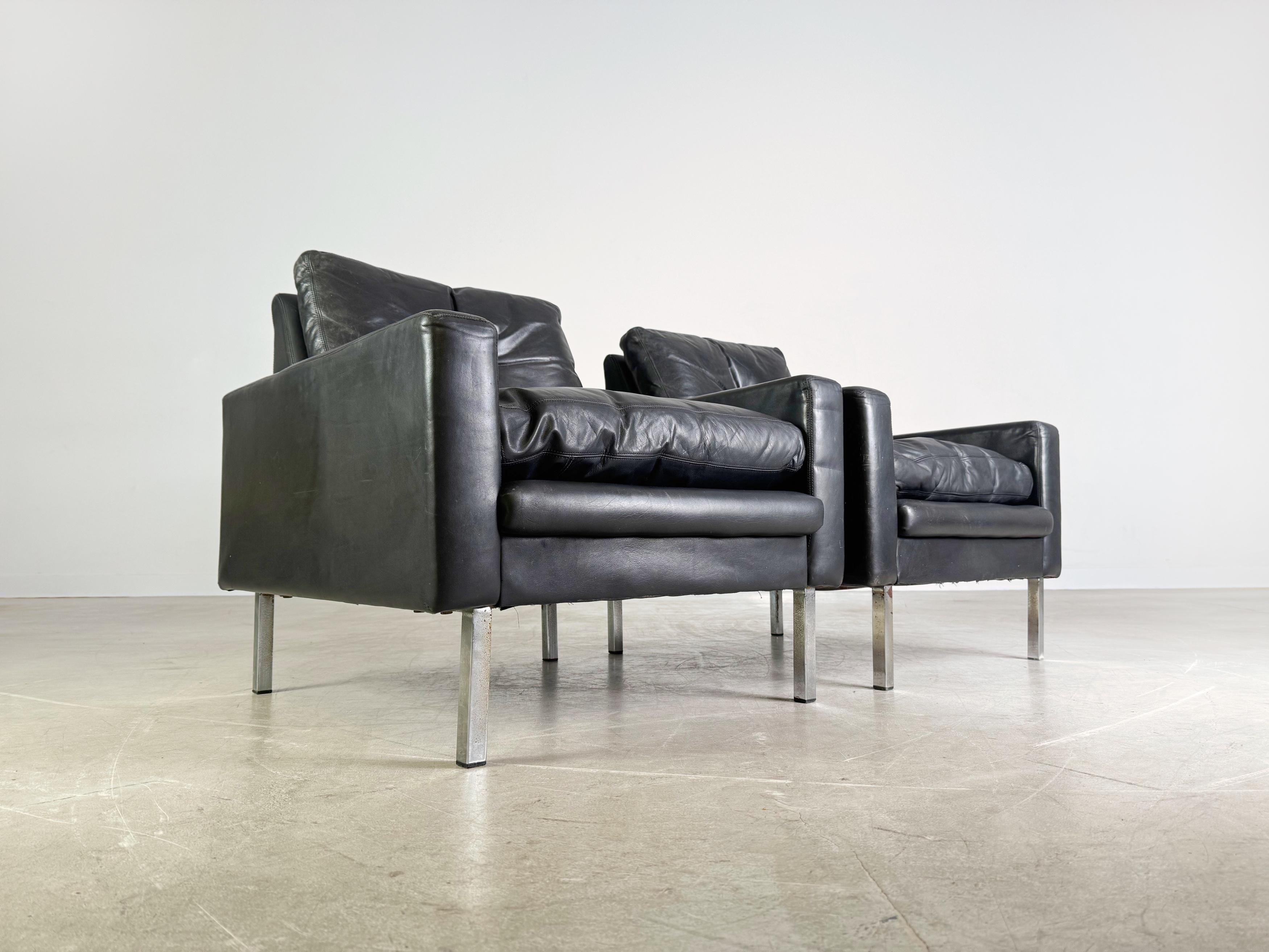 2er Set Midcentury Sessel Vintage Leder schwarz 1960s Armlehnen mediados del siglo XX en venta