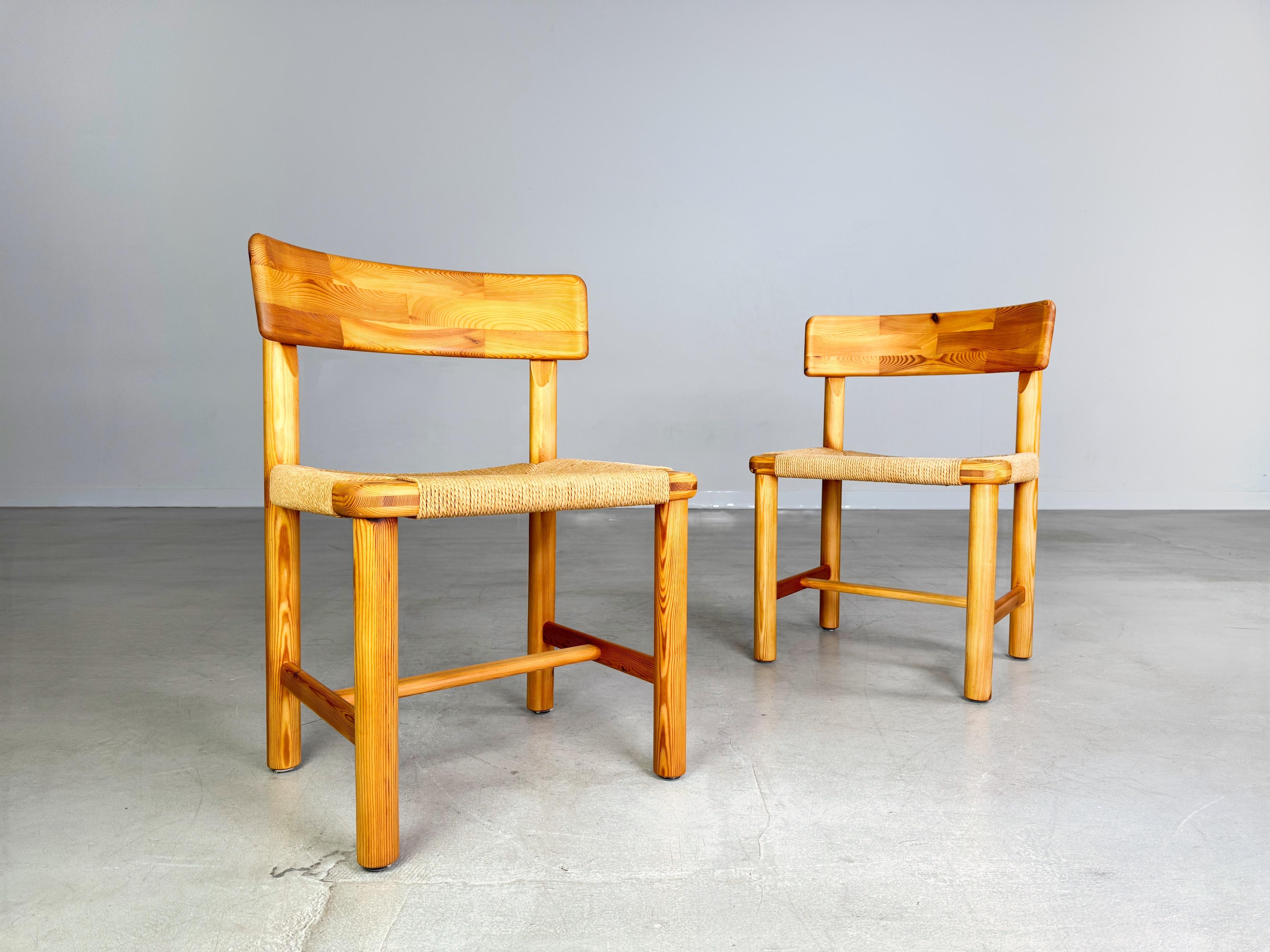 Wir bieten ein wunderschönes 2er Set Rainer Daumiller Stühle aus den 1960er Jahren zum Verkauf an. Las bandejas se componen de un borde de papel en el plano de apoyo y de un sólido y estable bisel de sujeción. En nuestras otras fotos también se