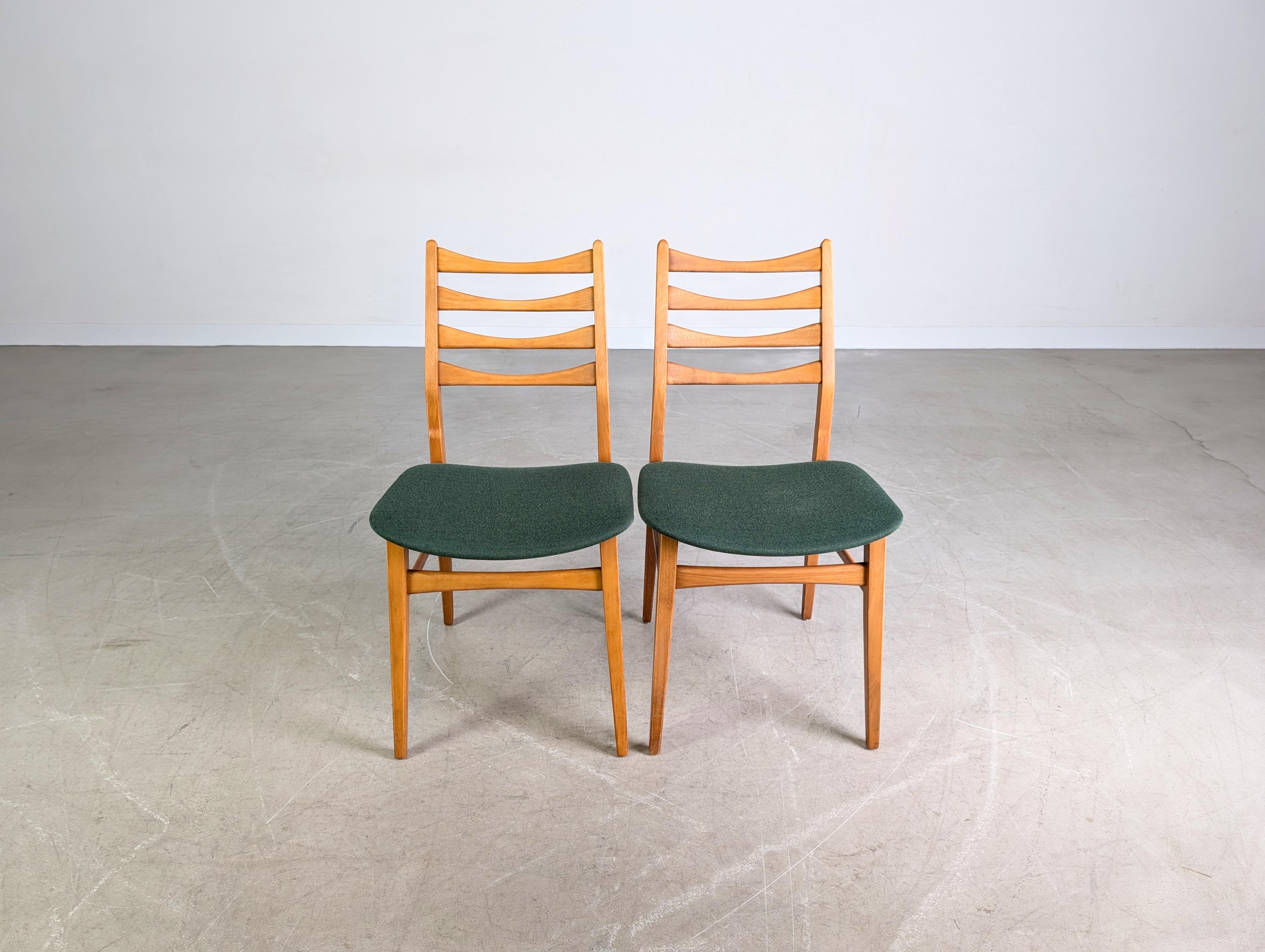 Wir bieten ein wunderschönes 2er Set Vintage Esszimmerstühle aus den 1960er-1970er Jahren zum Verkauf an. Die in Deutschland gefertigten Stühle bestechen durch ihr robustes Buchenholz und hohe qualitative Verarbeitung. Die Sitzflächen wurden