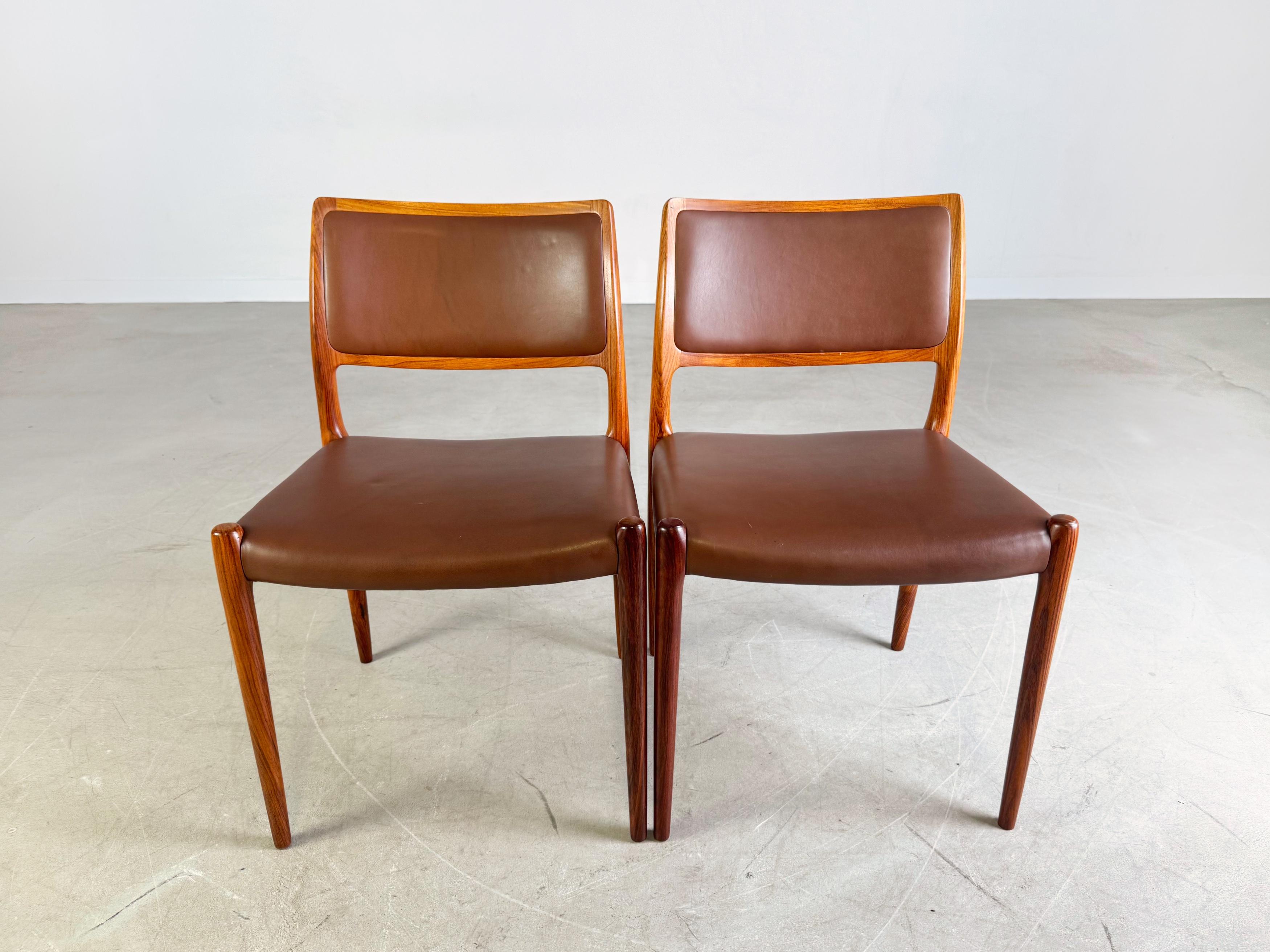 Wir bieten ein wunderschönes 2er Set Niels Otto Moller Stühle aus den 1960er Jahren zum Verkauf an. Bei dem Design handelt es sich um das Modell 80, das aus hochwertigem Leder und Palisanderholz gefertigt wurde.

***Insgesamt stehen 10 Stühle zum