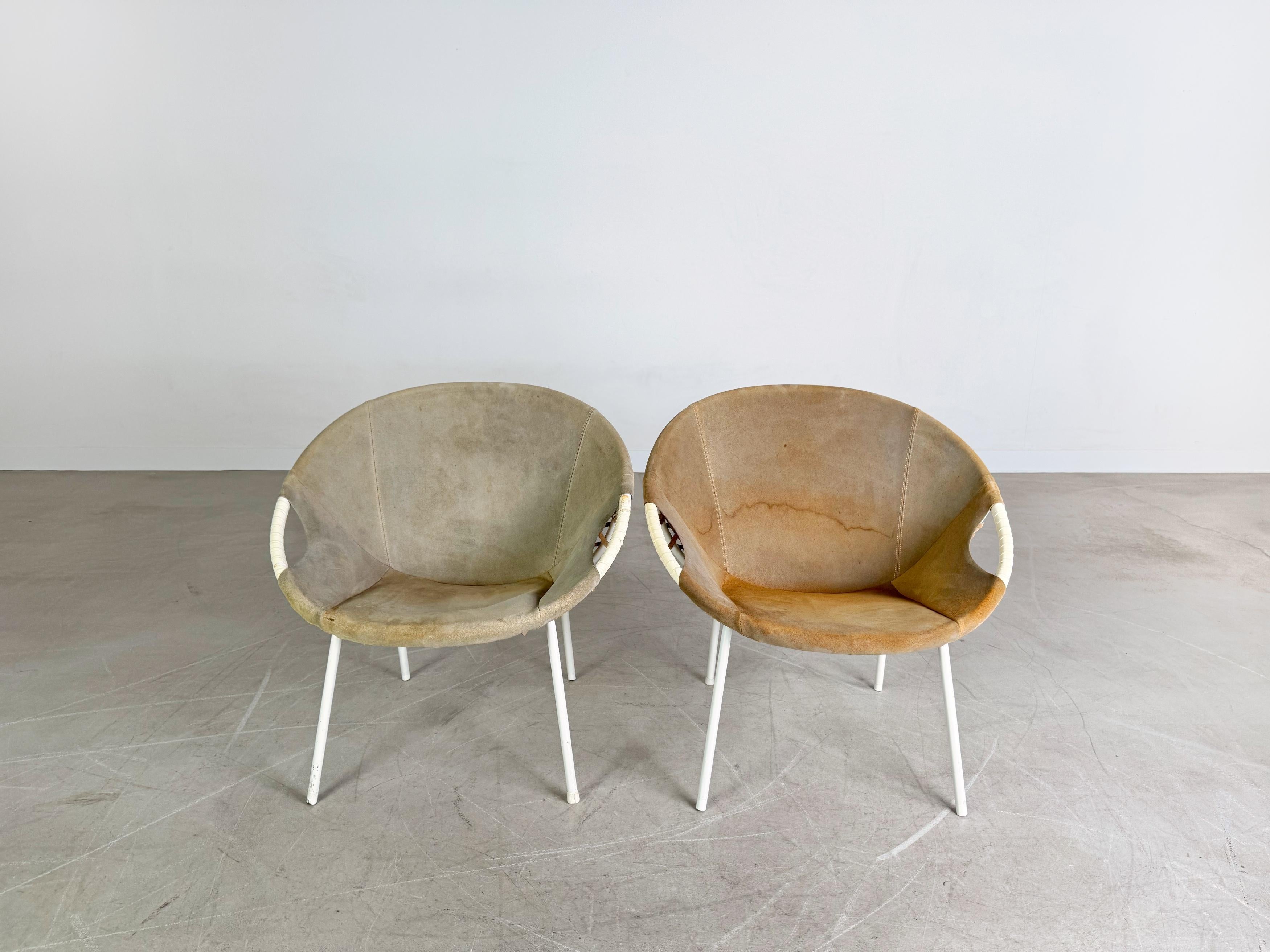 Wir bieten ein außergewöhnliches Vintage 2er Set Wildleder Sessel (Baloon chair) vom deutschen Hersteller Lusch & Co zum Verkauf an. Die Stühle weisen teilweise starke Gebrauchsspuren/ leichte Beschädigungen auf (siehe Bilder).

***Der Preis bezieht