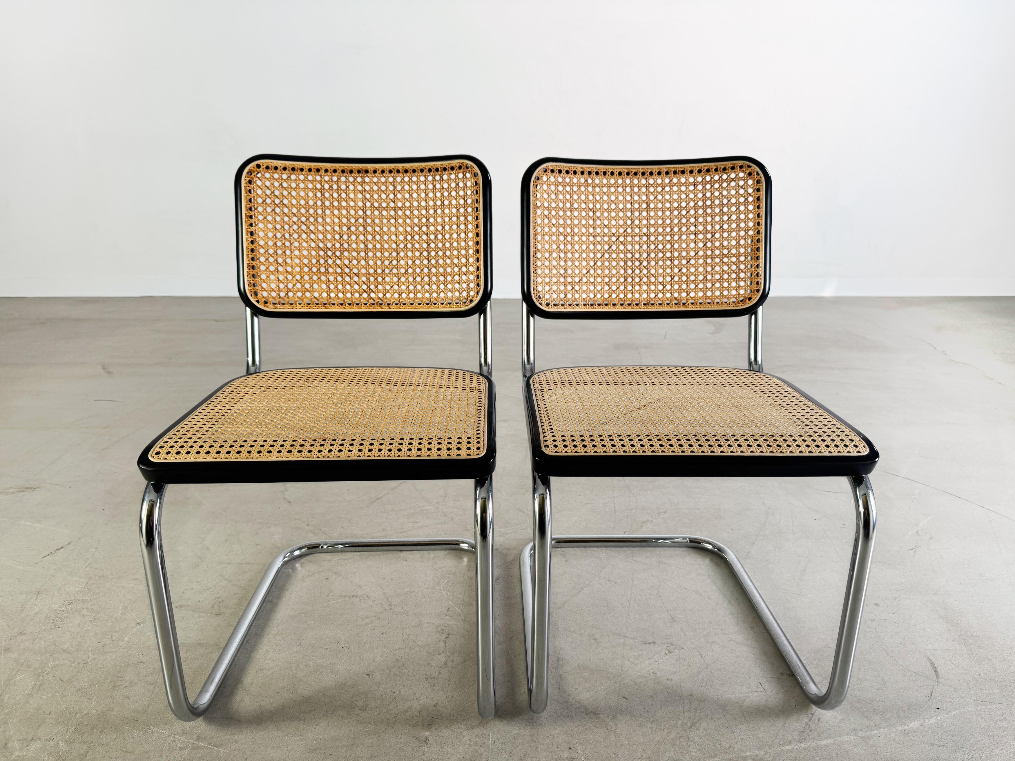 Te ofrecemos dos maravillosas S32 Freischwinger de Thonet para comprar. El diseño procede de Marcel Breuer y es un gran clásico del diseño. Gemäß Branding auf der Unterseite stammen die Stühle aus dem Jahr 1998.

***Preis bezieht sich auf das 2er