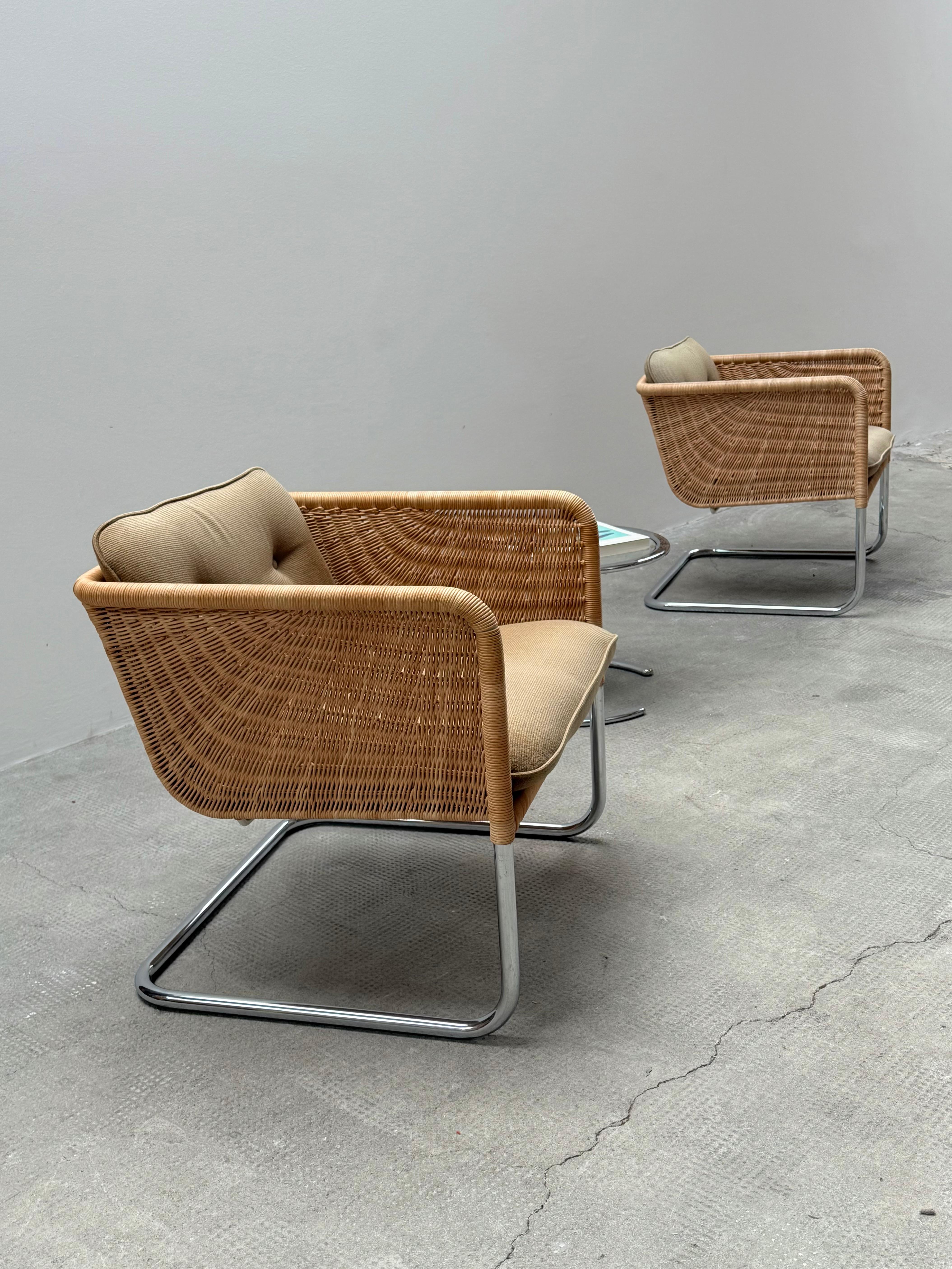 2er Set Kragstuhl Freischwinger in Rattan und verchromtem Stahlrohrgestell von Tecta Modell D43 im Bauhaus Design, Deutschland 1960er Jahre.



Designer: William Dunkel
Hersteller: Tecta
Modell: D44
Land: Deutschland
Jahr: 1960er
Material: Rattan,