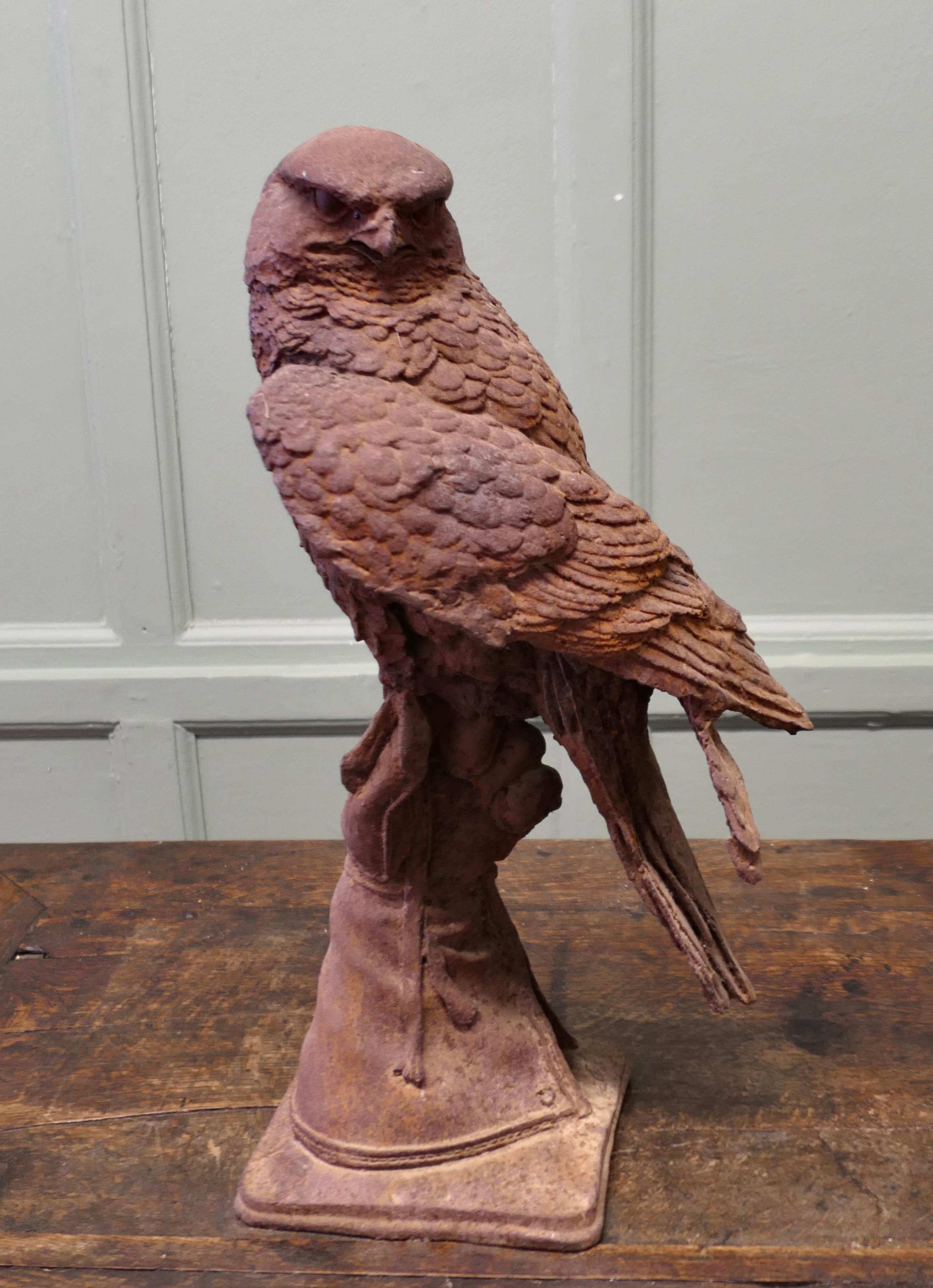 2 pies de alto  Estatua de hierro fundido envejecido de un halcón sobre una mano enguantada


Esta Maravillosa estatua tiene una buena pátina envejecida muestra un Halcón sostenido por una Mano Enguantada

Esta pieza tiene los detalles de fundición