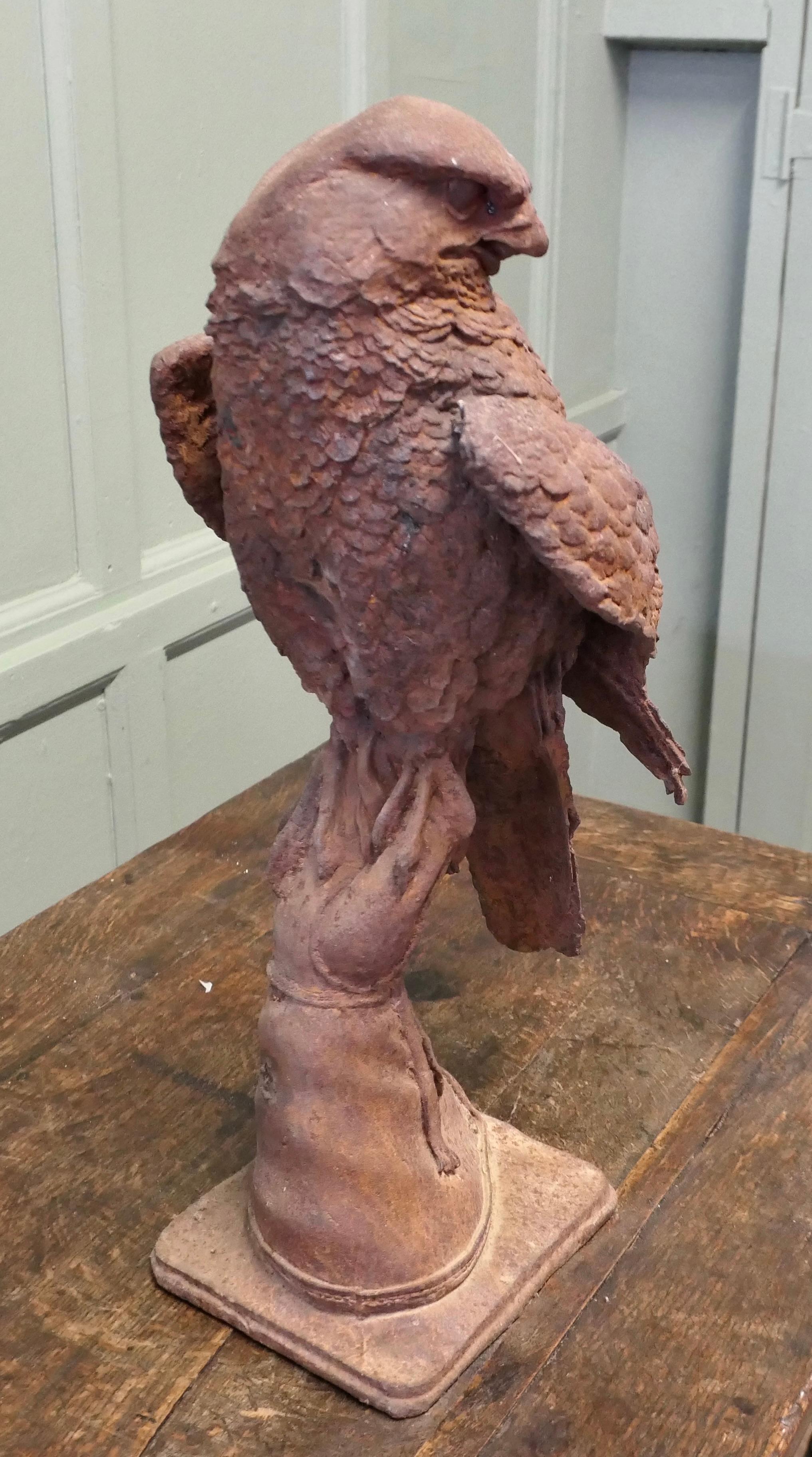 2 pies de alto  Estatua de hierro fundido envejecido de un halcón sobre una mano enguantada Artes y manualidades en venta
