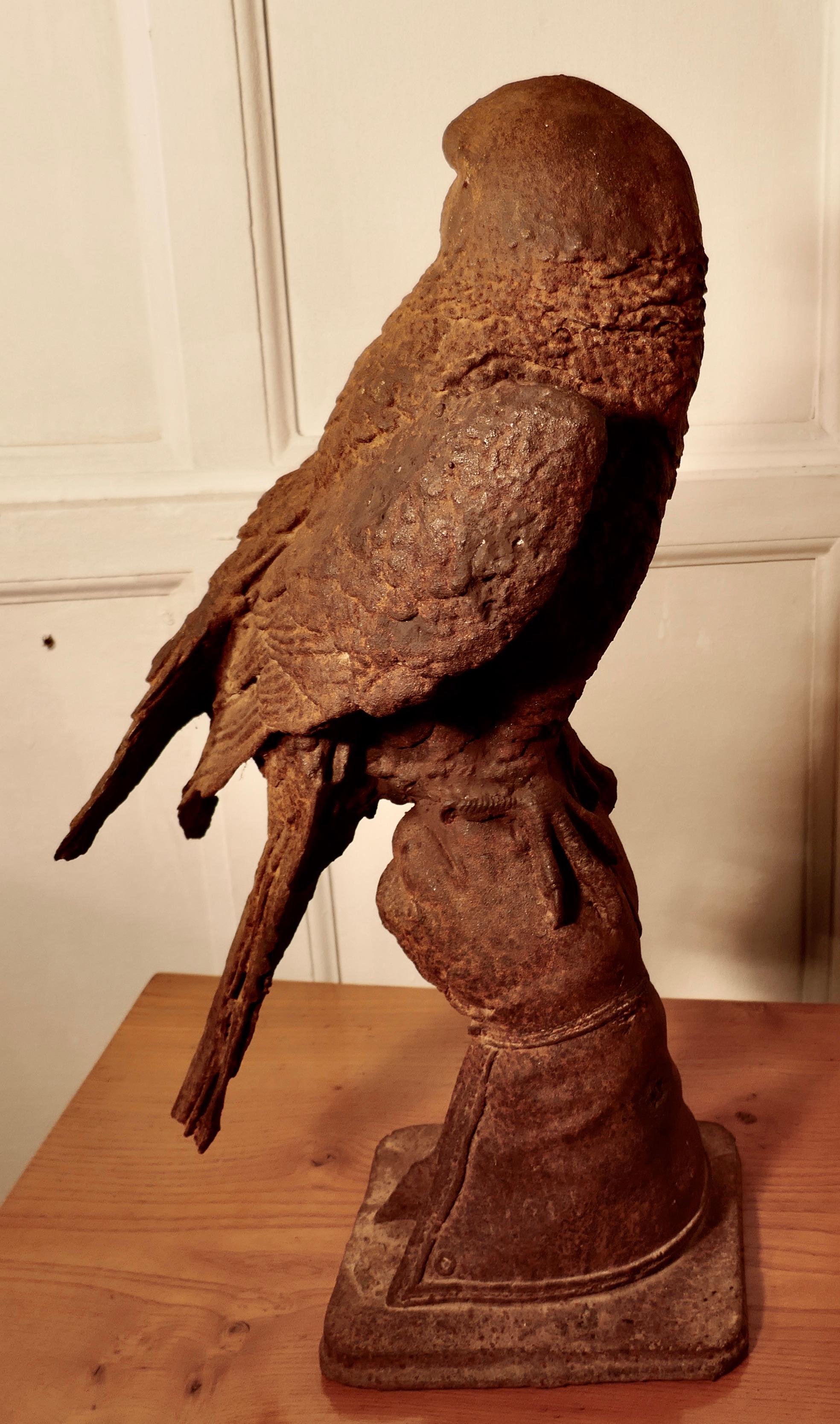 Verwitterte Gusseisenstatue eines Falken auf einer behandschuhten Hand (Spätes 19. Jahrhundert) im Angebot