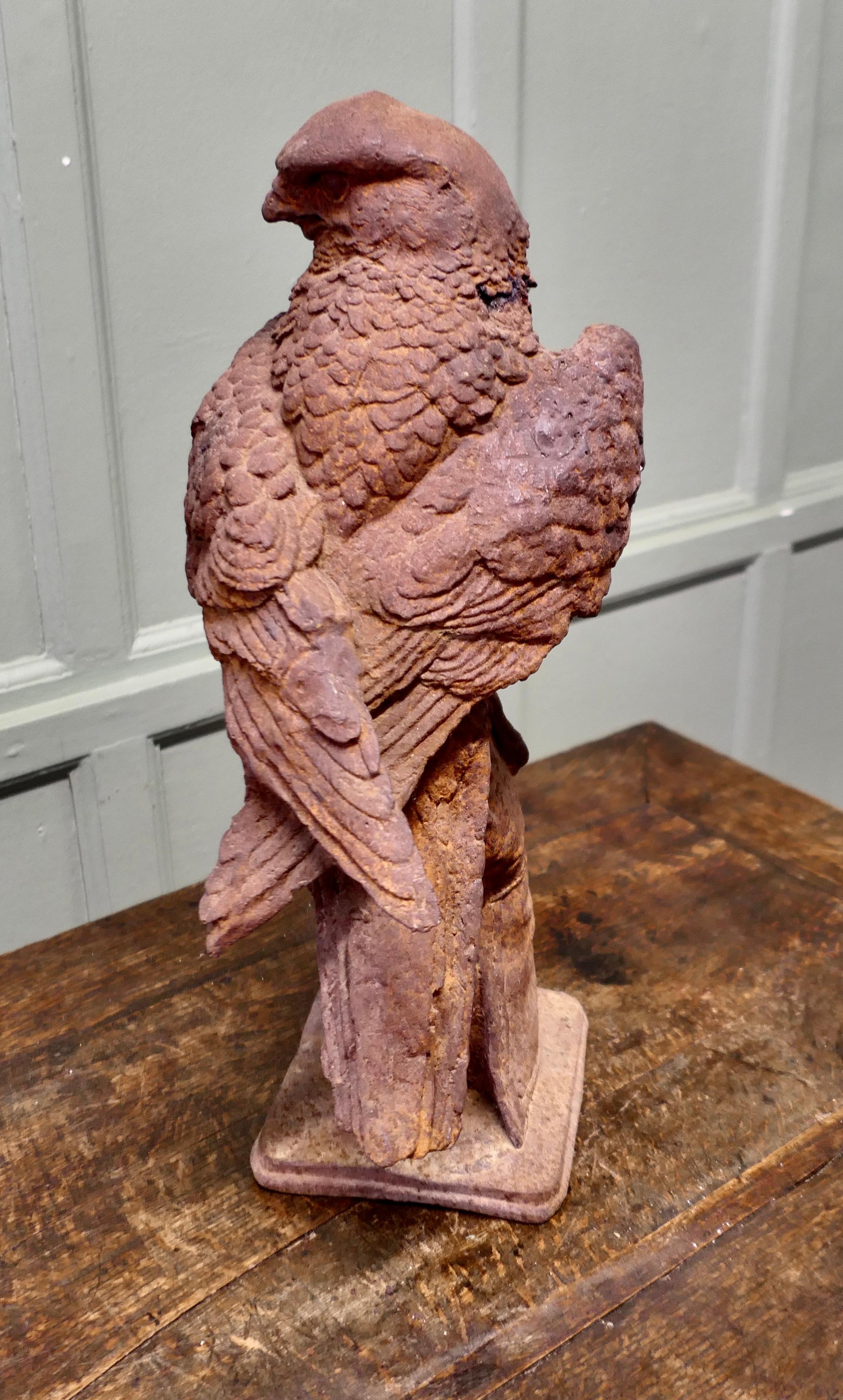 2 pies de alto  Estatua de hierro fundido envejecido de un halcón sobre una mano enguantada Hierro en venta