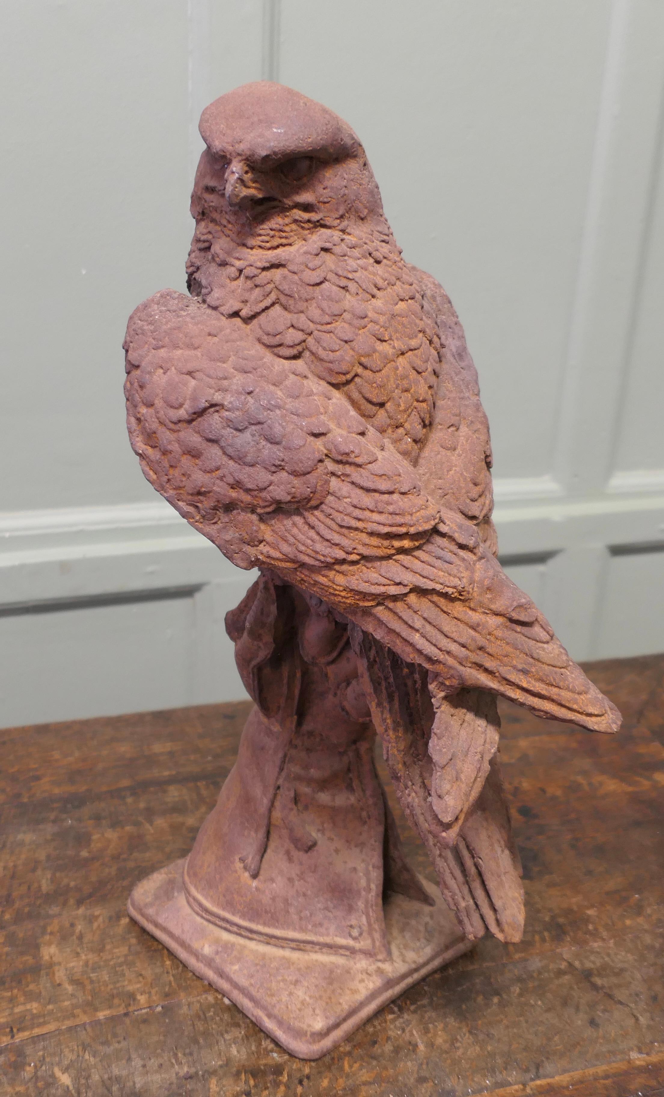 2 pies de alto  Estatua de hierro fundido envejecido de un halcón sobre una mano enguantada en venta 1