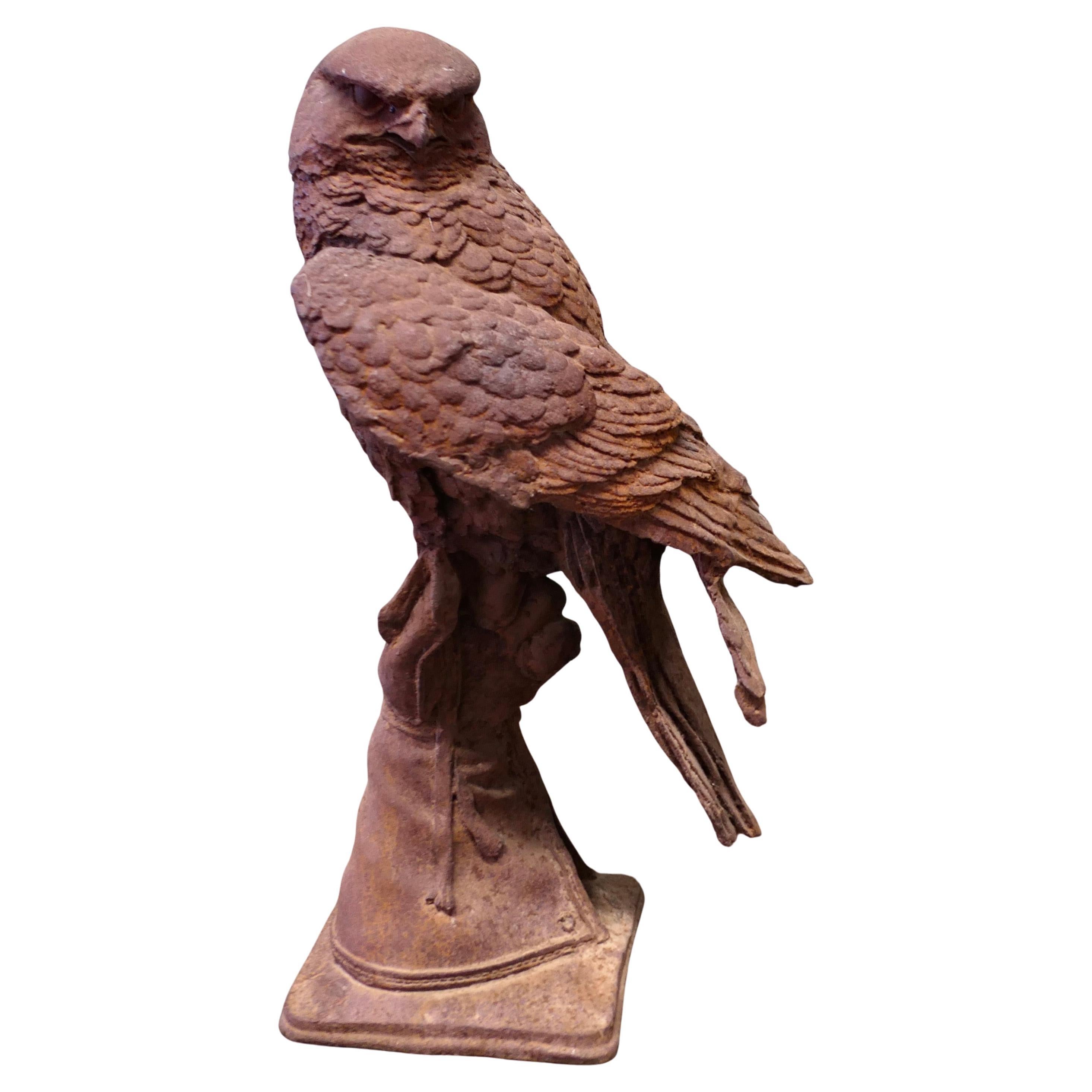 2 pies de alto  Estatua de hierro fundido envejecido de un halcón sobre una mano enguantada en venta