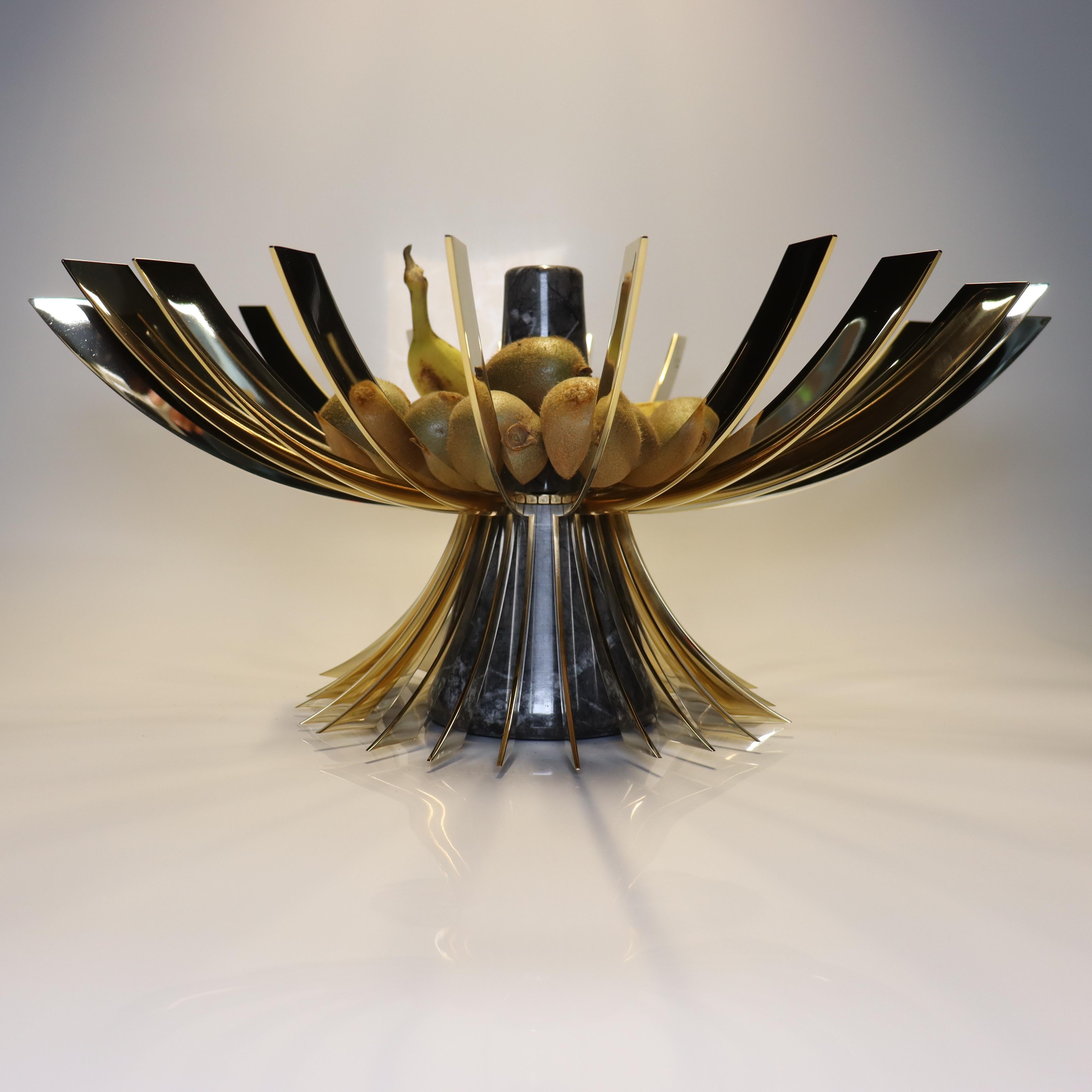 Contemporary 2K1M - Sagoma Fruit Bowl - Black & Gold - Marble core and Metal 24K Gold Fins. For Sale