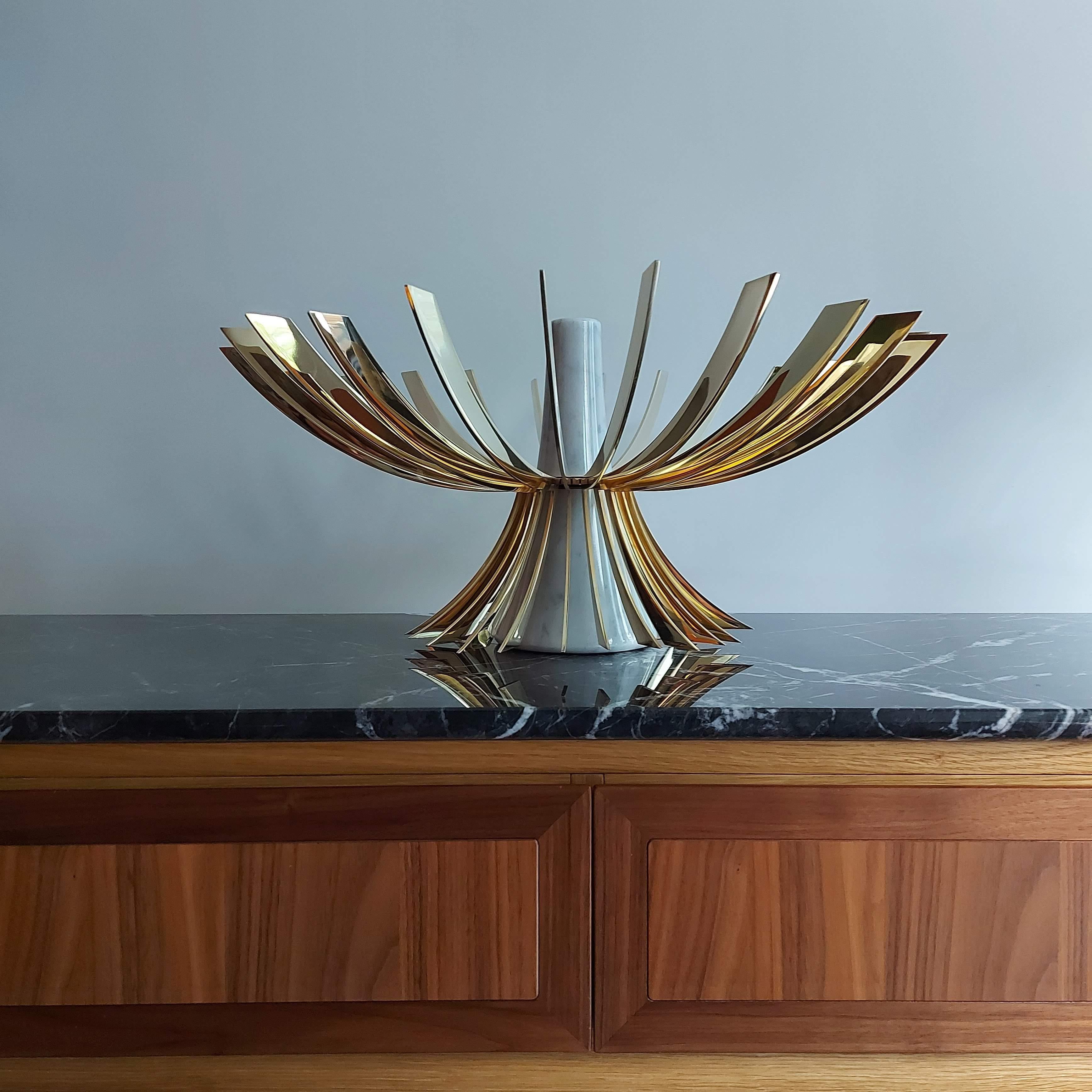 2k1M, Sagoma Fruit Bowl, White & Gold, Marble Core and Metal 24K Gold Fins For Sale 1