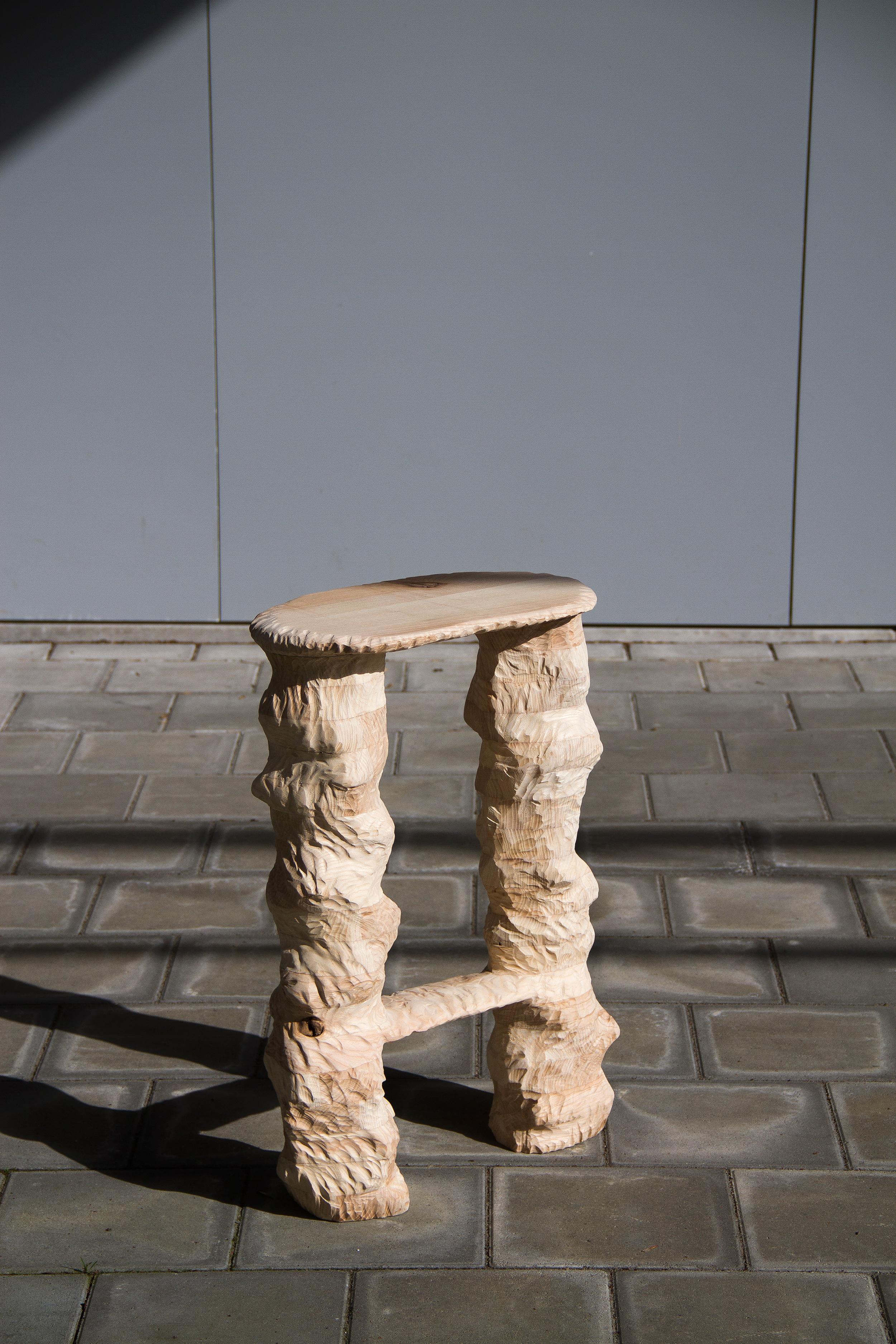 Serie di sgabelli progettati e realizzati a mano nei Paesi Bassi da Tellurico Design Studio utilizzando solo legni di alta qualità. 
I tre sgabelli sono ispirati all'antica tecnica dell'intaglio del legno e adattati all'estetica contemporanea.