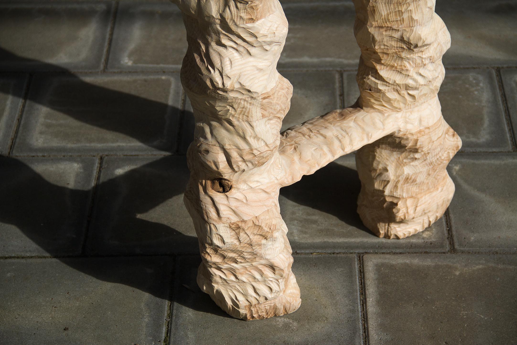 Européen Tabouret de bar à 2 pieds, tabouret en bois sculpté en vente