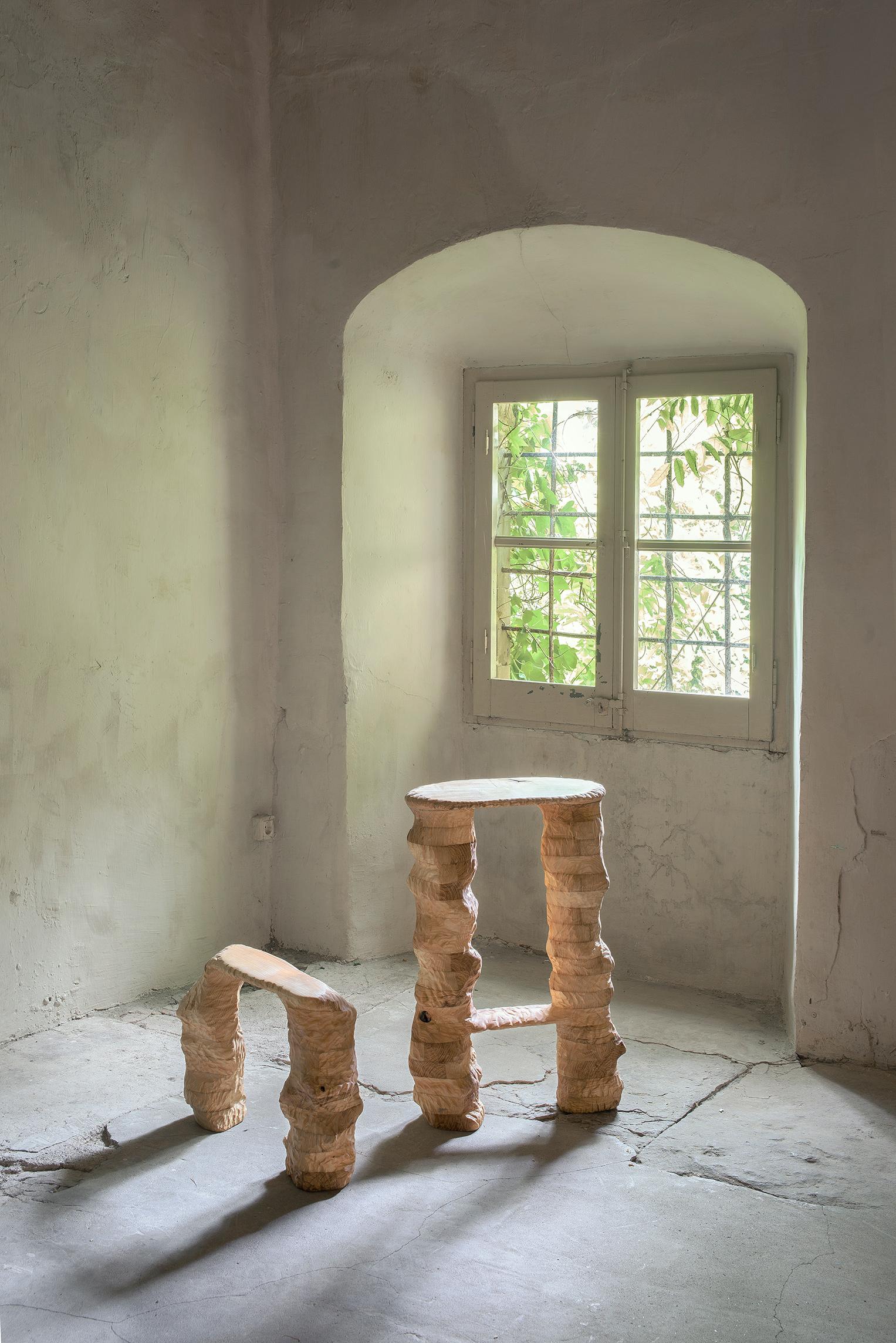 XXIe siècle et contemporain Tabouret à 2 pieds, tabouret en bois sculpté en vente