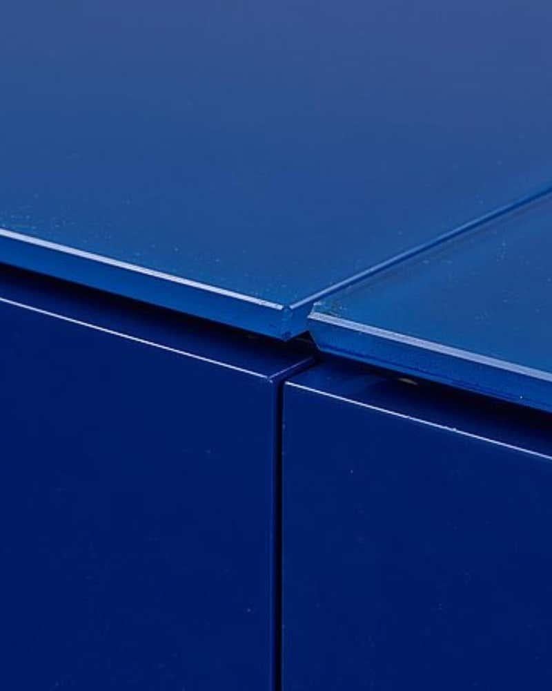 2M-Mehrzweckschrank in blauem Hochglanzlack und Glasabdeckung

MATERIALIEN: 
Carrara-Marmor, Holz

Abmessungen: 
T 50 cm x B 100 cm x H 80 cm

Module und Türen aus MDF und hochglänzend lackiert, bei der lackierten Version ist die Innenfläche matt.