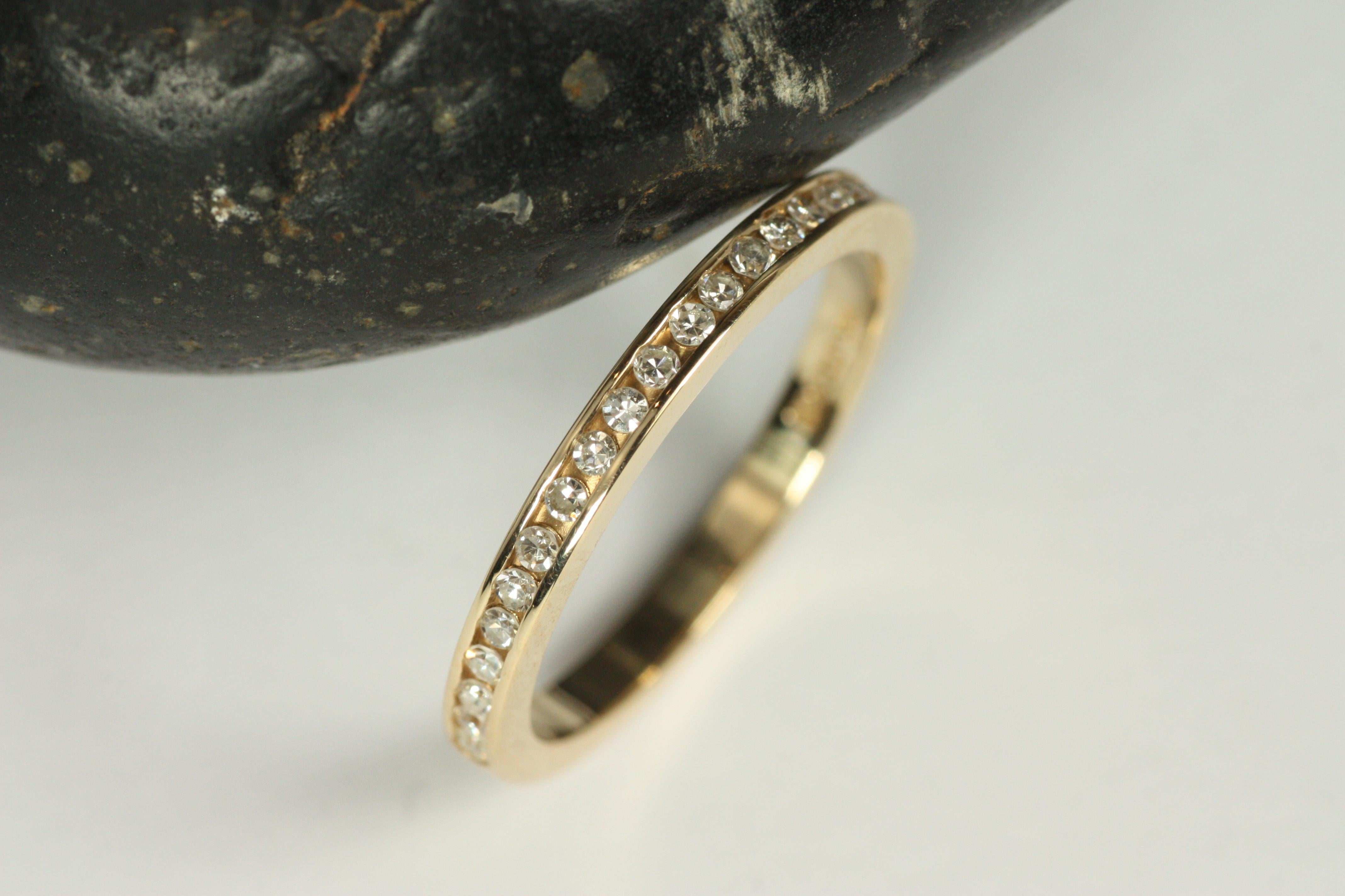 Alianza de boda de media eternidad de oro amarillo de 14 quilates con diamantes engastados en canal de 2 mm Moderno en venta