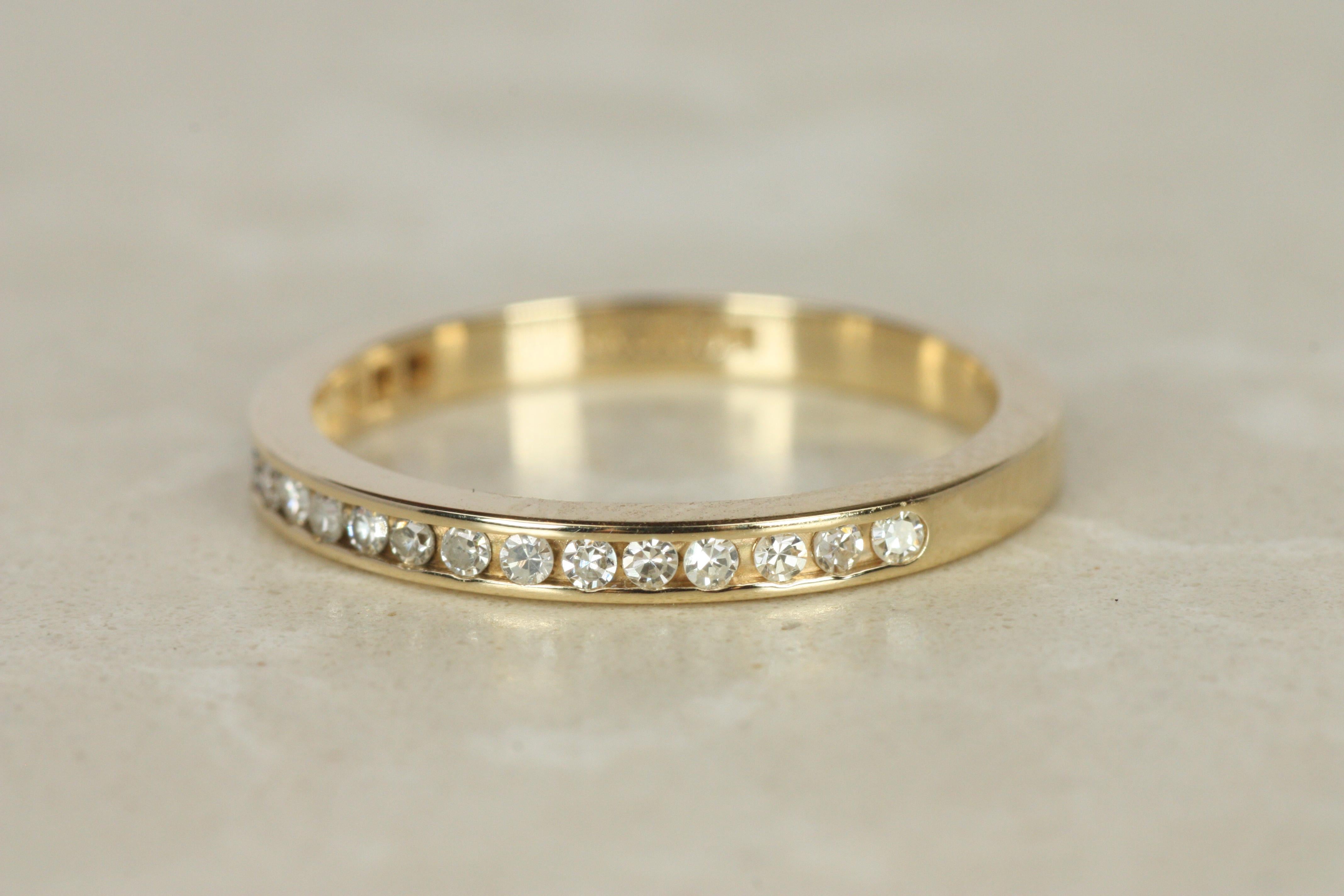 Alianza de boda de media eternidad de oro amarillo de 14 quilates con diamantes engastados en canal de 2 mm en Bueno estado para la venta en Santa Monica, CA