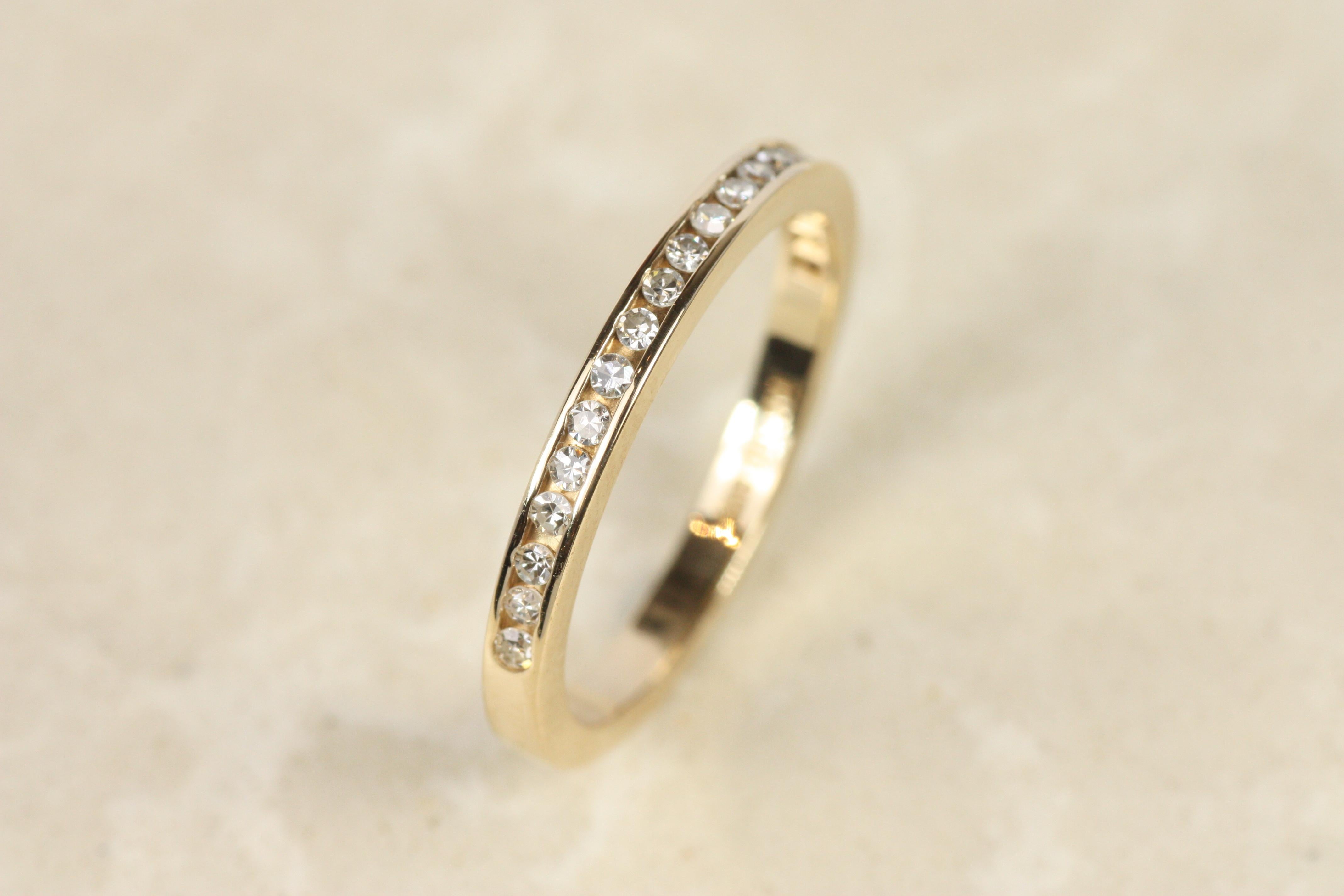 De las mujeres Alianza de boda de media eternidad de oro amarillo de 14 quilates con diamantes engastados en canal de 2 mm en venta