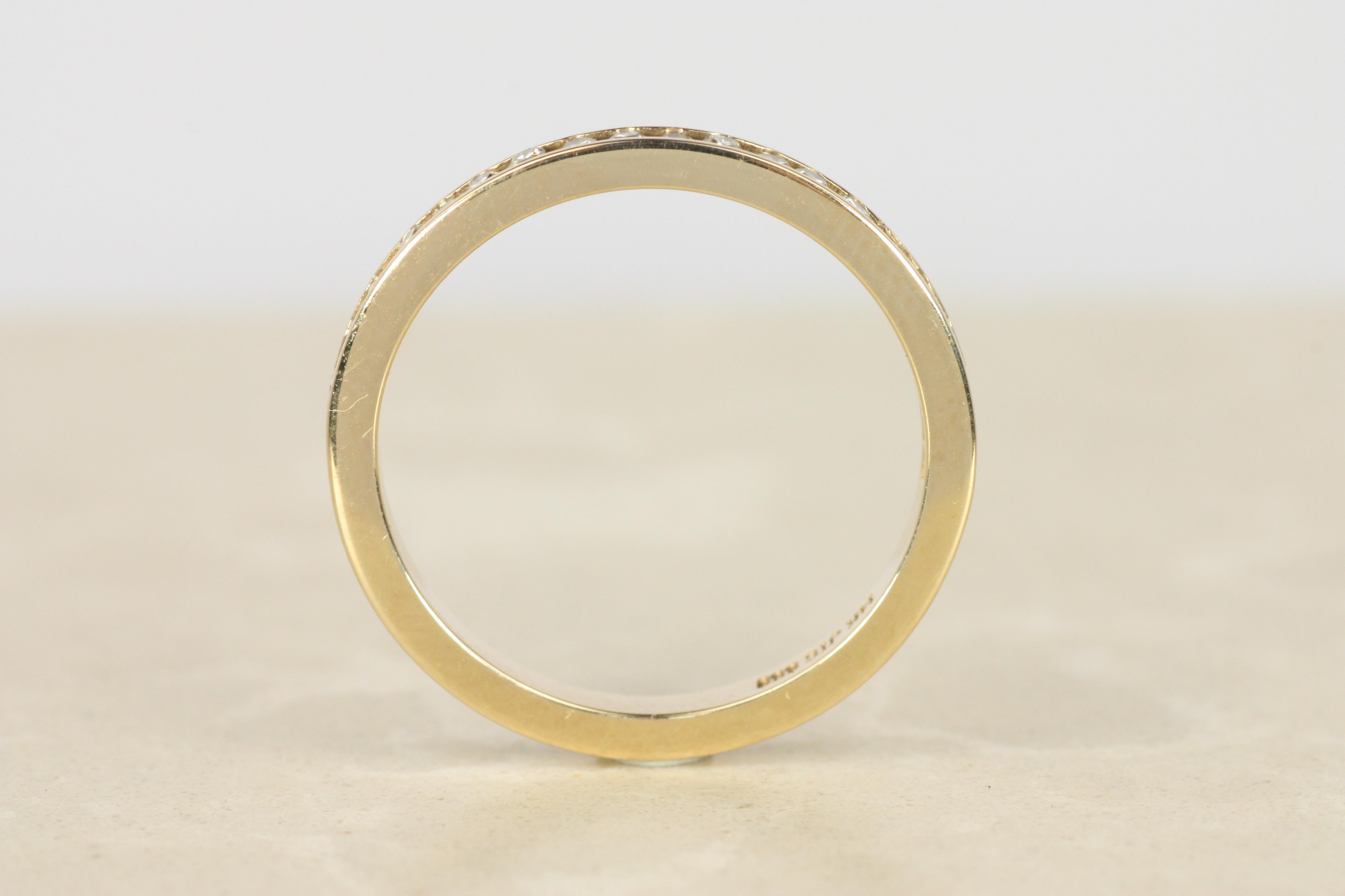 Alianza de boda de media eternidad de oro amarillo de 14 quilates con diamantes engastados en canal de 2 mm en venta 1