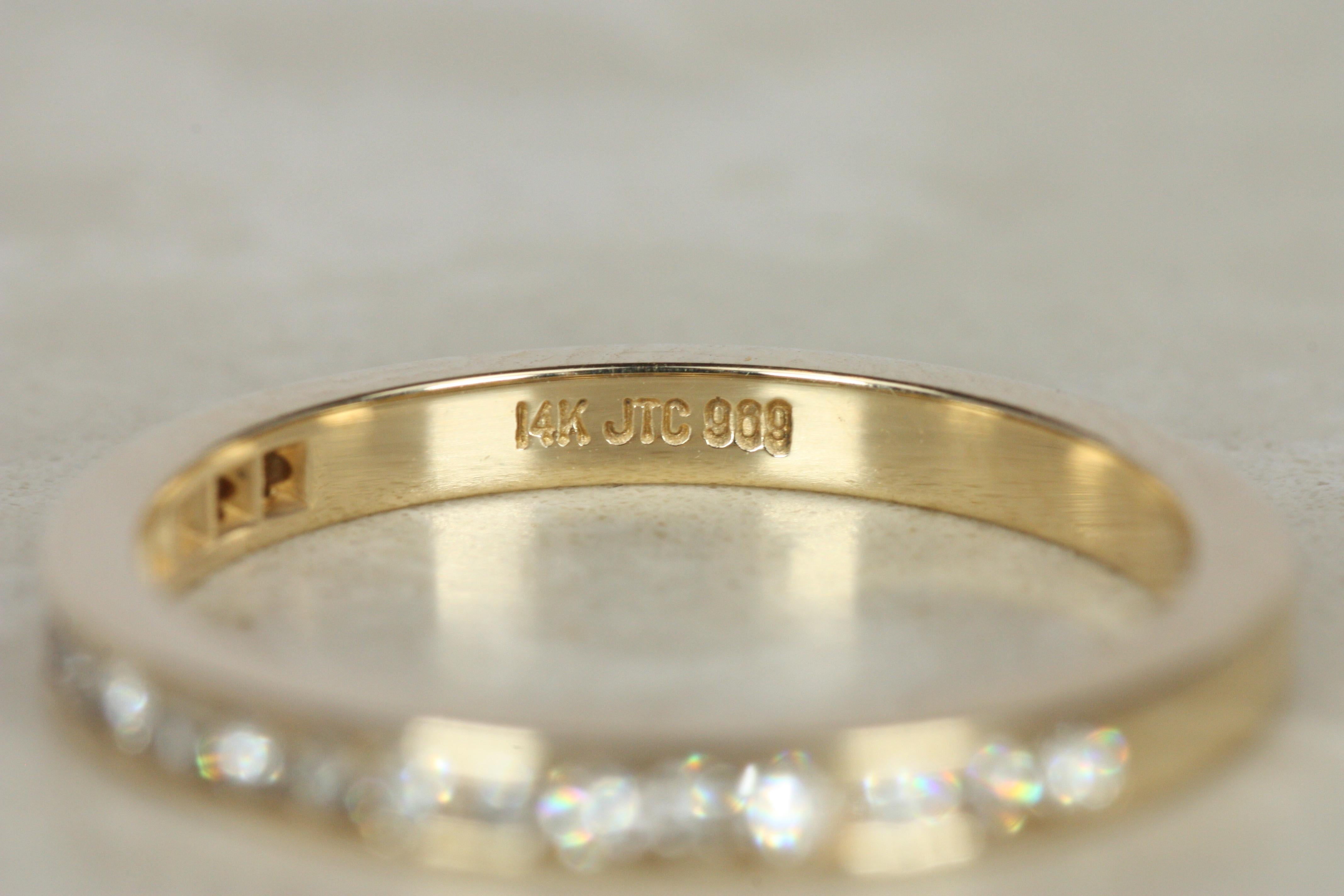 Alianza de boda de media eternidad de oro amarillo de 14 quilates con diamantes engastados en canal de 2 mm en venta 2