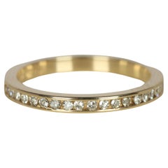 Alianza de boda de media eternidad de oro amarillo de 14 quilates con diamantes engastados en canal de 2 mm