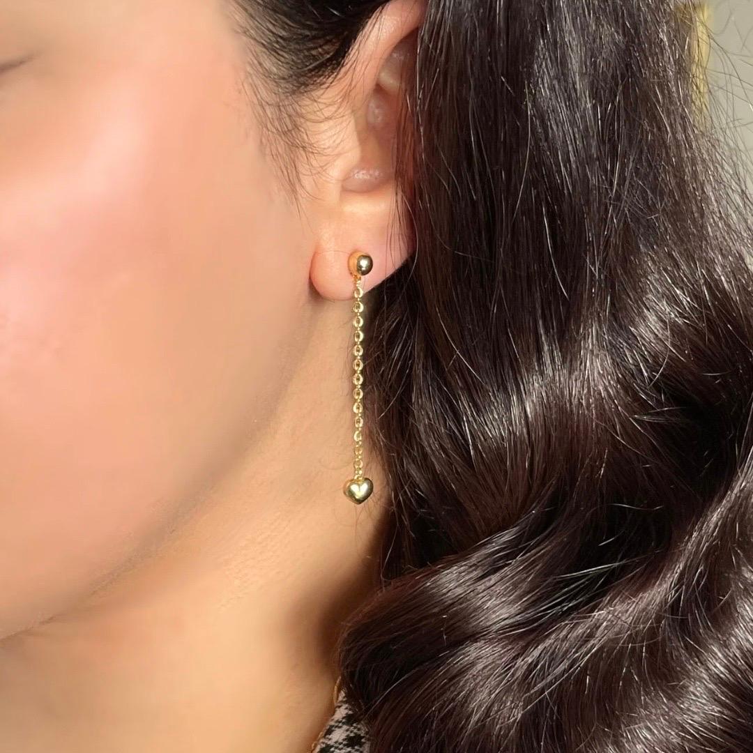 Gli orecchini a goccia 2N1 Statement Stud& Heart in oro 18 carati sono un'espressione versatile di amore ed eleganza, che fonde perfettamente la raffinatezza moderna con il romanticismo senza tempo. Realizzati a mano in lussuoso oro giallo 18