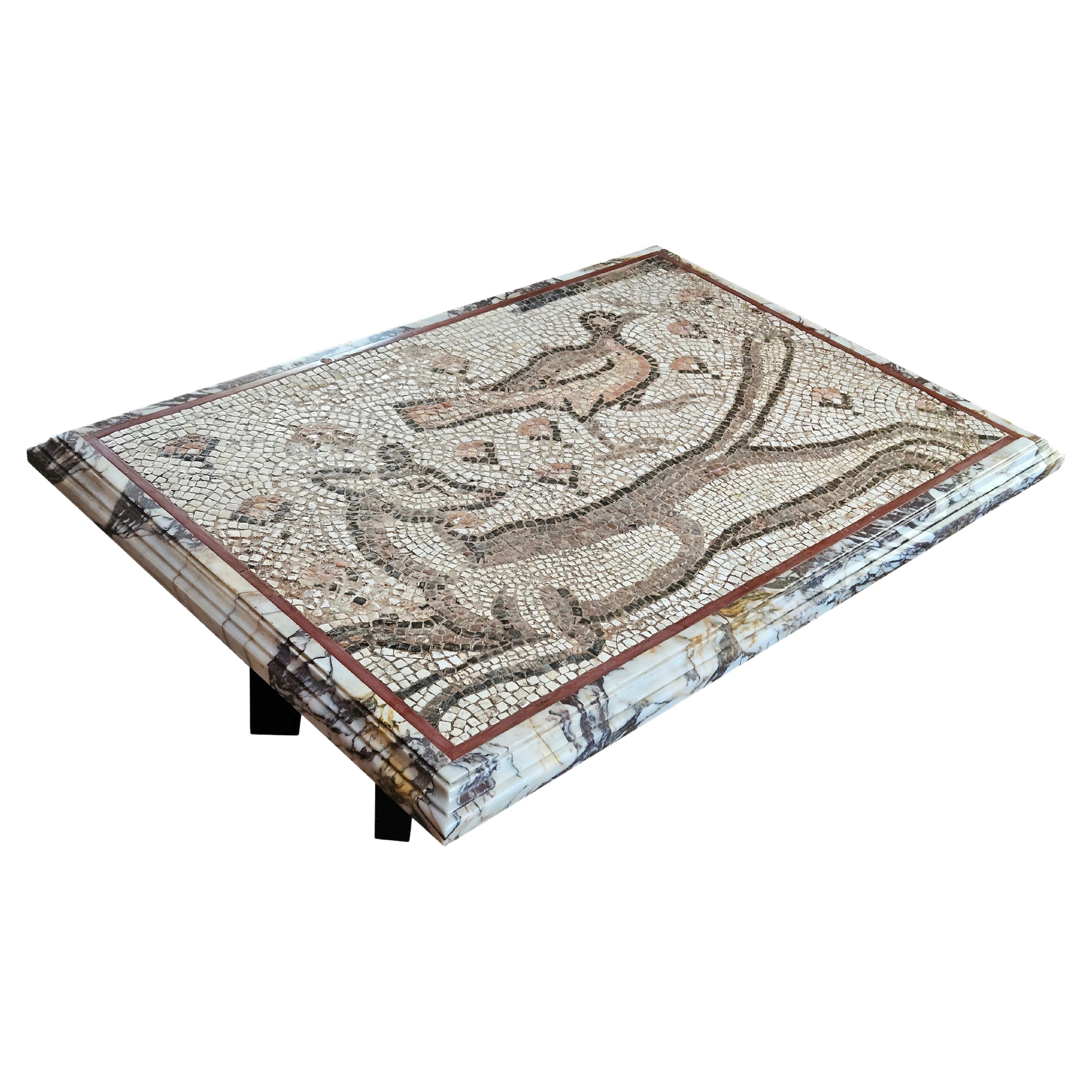 Mosaik aus dem 2. Jahrhundert, das zwei Tiere (einen Hund und eine Henne) darstellt und als Tisch montiert ist im Angebot