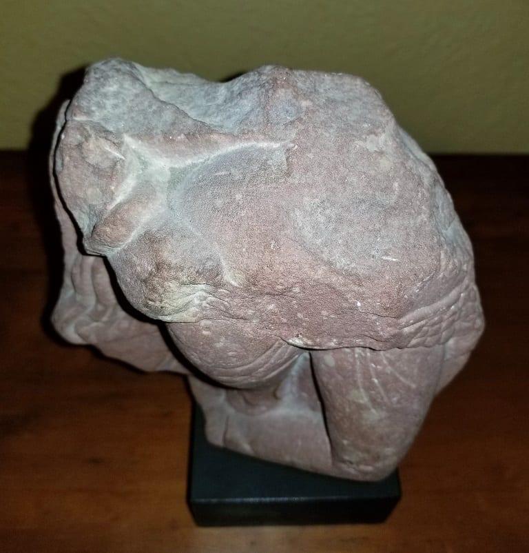 Wir präsentieren ein beeindruckendes kleines Stück südostasiatischer indischer Antike, nämlich ein doppelseitiges Fragment einer Frau aus rotem Sandstein aus dem 2.

Aus Indien, Uttar Pradesh, Mathura.

Dieses Stück hat eine tadellose